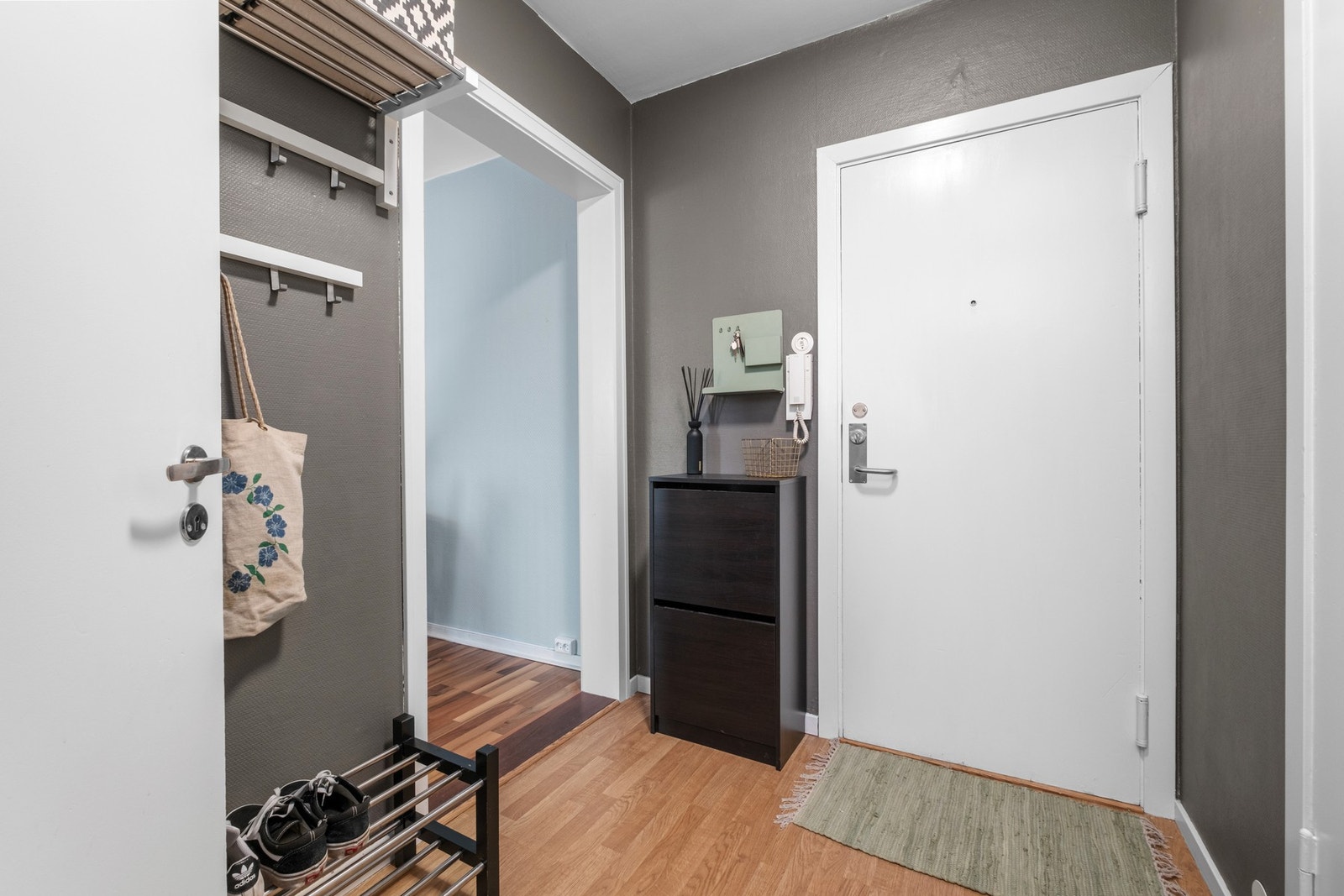 Velkommen inn! Her blir du møtt av en romslig entre på 4 kvm. Godt med plass til kommode og klesoppheng. Galleribilde