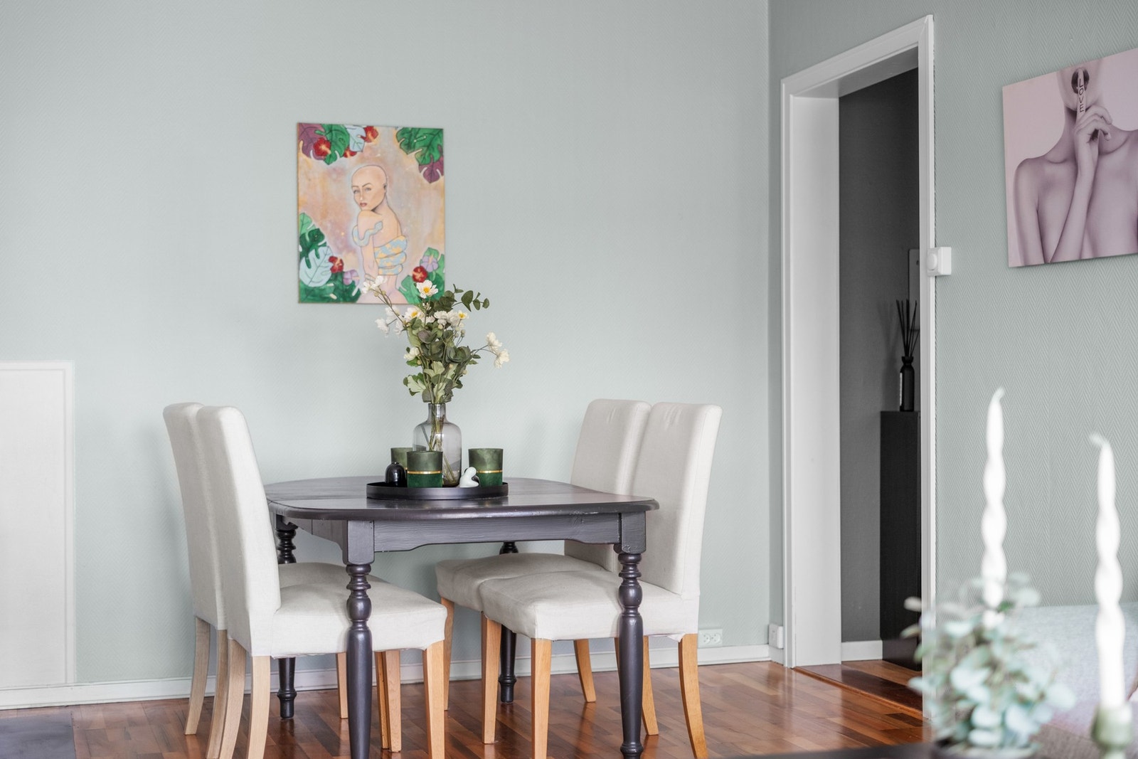 Godt med plass til middagsbord i tilknytning til entre og kjøkken. Galleribilde