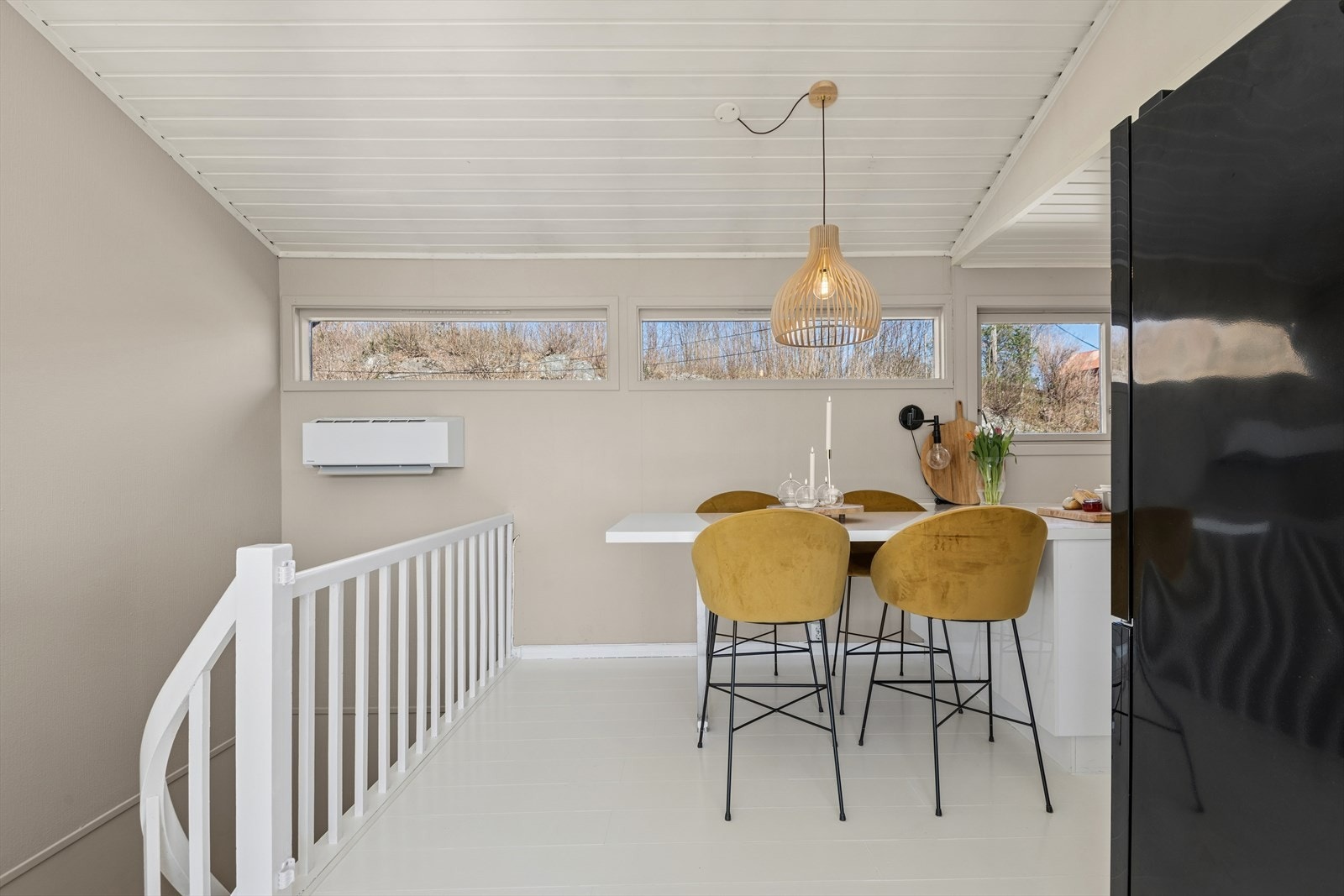 Hyggelig spiseplass ved kjøkkenøyen. Galleribilde