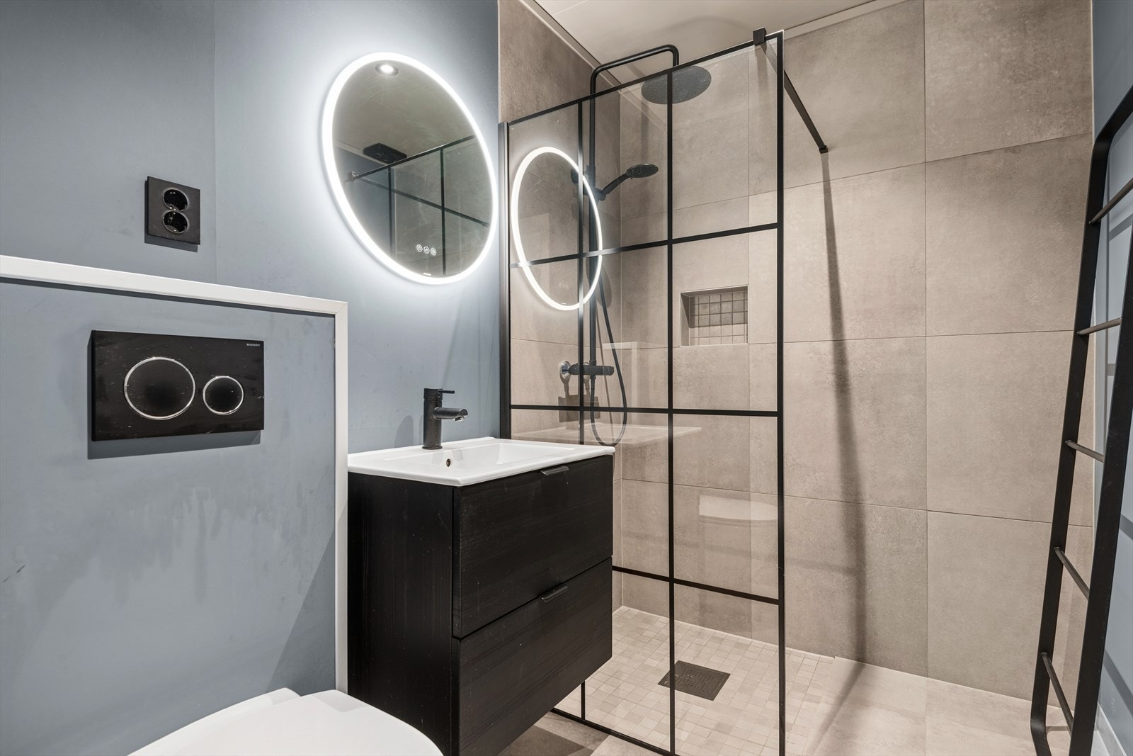 Badet ble modernisert i 2020 . Her er det flislagt gulv med elektriske varmekabler og et stilrent dusjhjørne. Galleribilde
