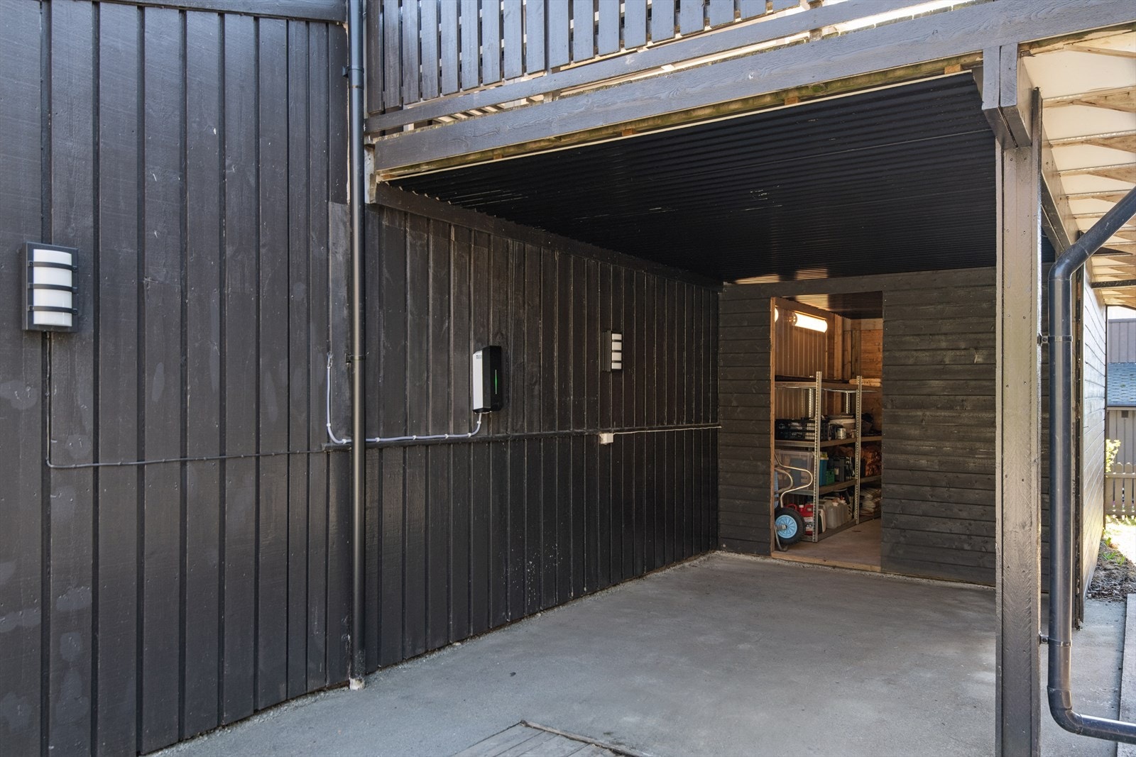 Enkel parkering i carport. Galleribilde