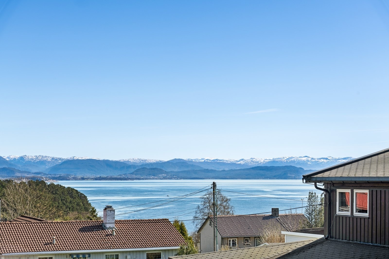 Her ser du mot fjorden og fjellene i det fjerne. Galleribilde