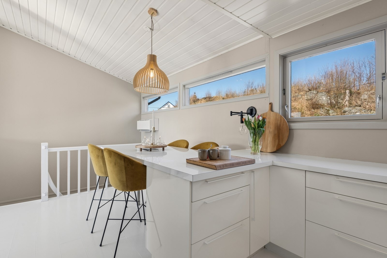 Kjøkkenet fra Ikea, modernisert i 2010, har en praktisk halvøy som fungerer som en naturlig spiseplass. Galleribilde