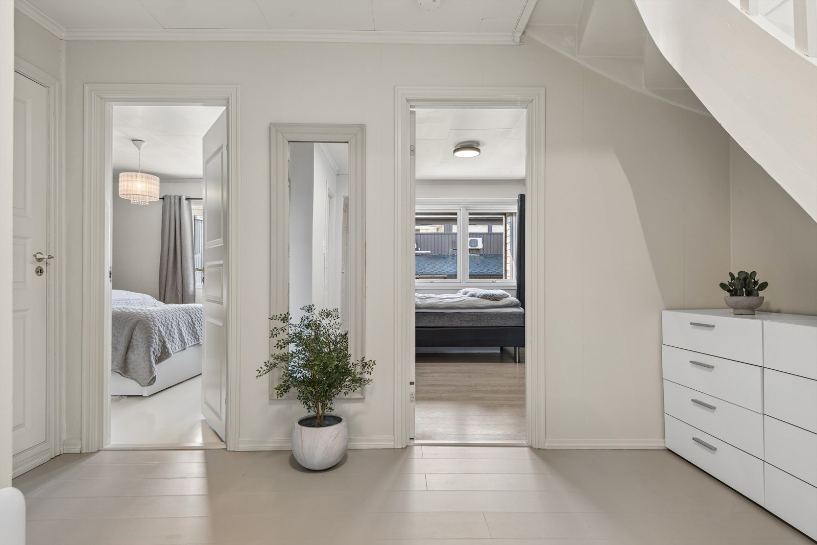 Første etasje rommer boligens soveavdeling, bad og vaskerom, praktisk adskilt fra den sosiale sonen ovenpå. Galleribilde