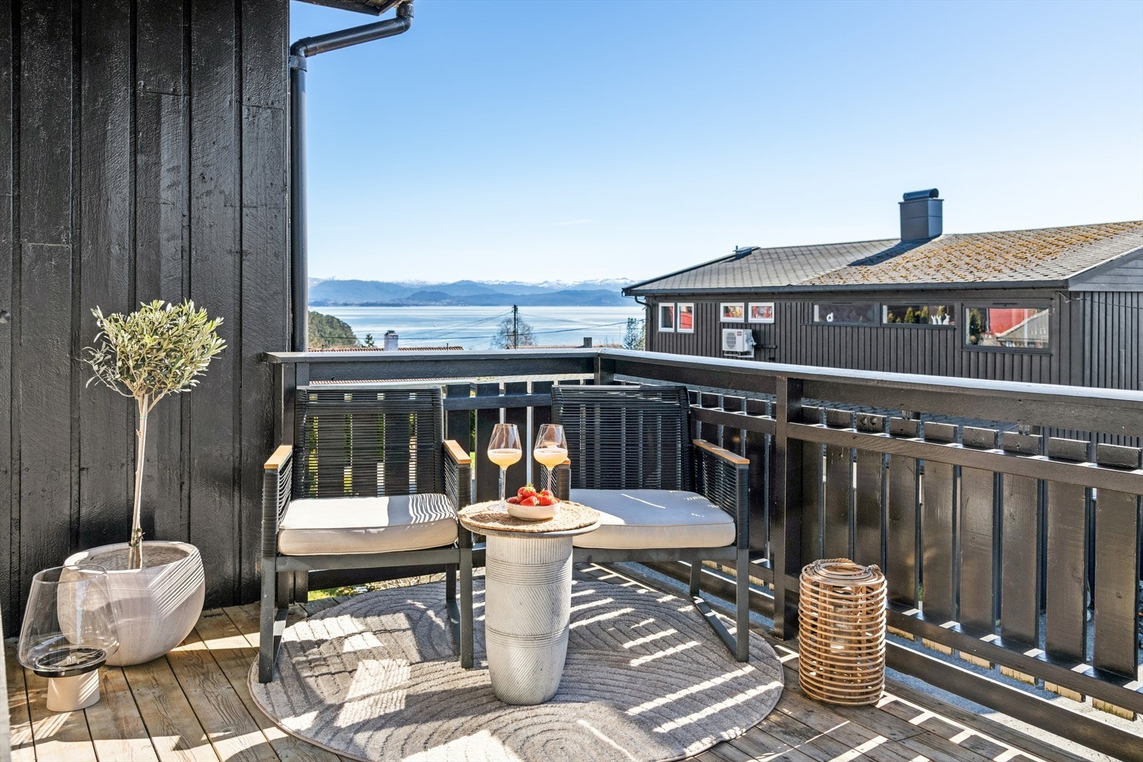 Herlig uteplass med fin utsikt. Galleribilde