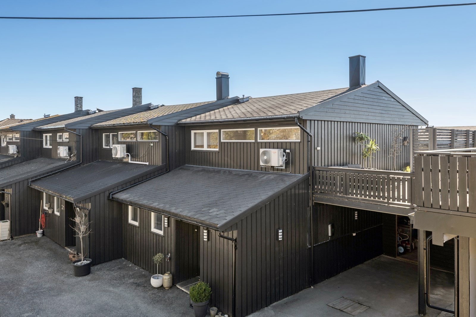 Eiendommen har carport med elbillader. Parkering er også tilgjengelig foran boligen og på fellesareal. Galleribilde