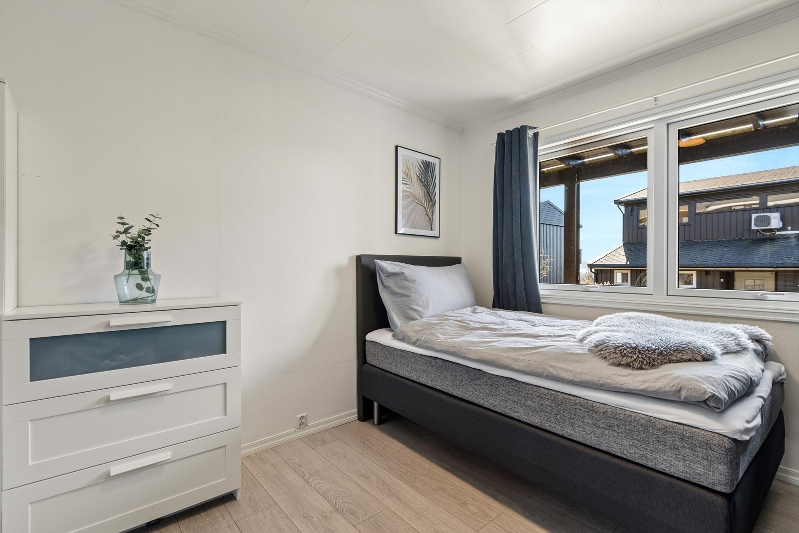 Funksjonelt soverom som egner seg godt til flere formål, og som nyter godt av rikelig dagslys gjennom to vinduer. Galleribilde