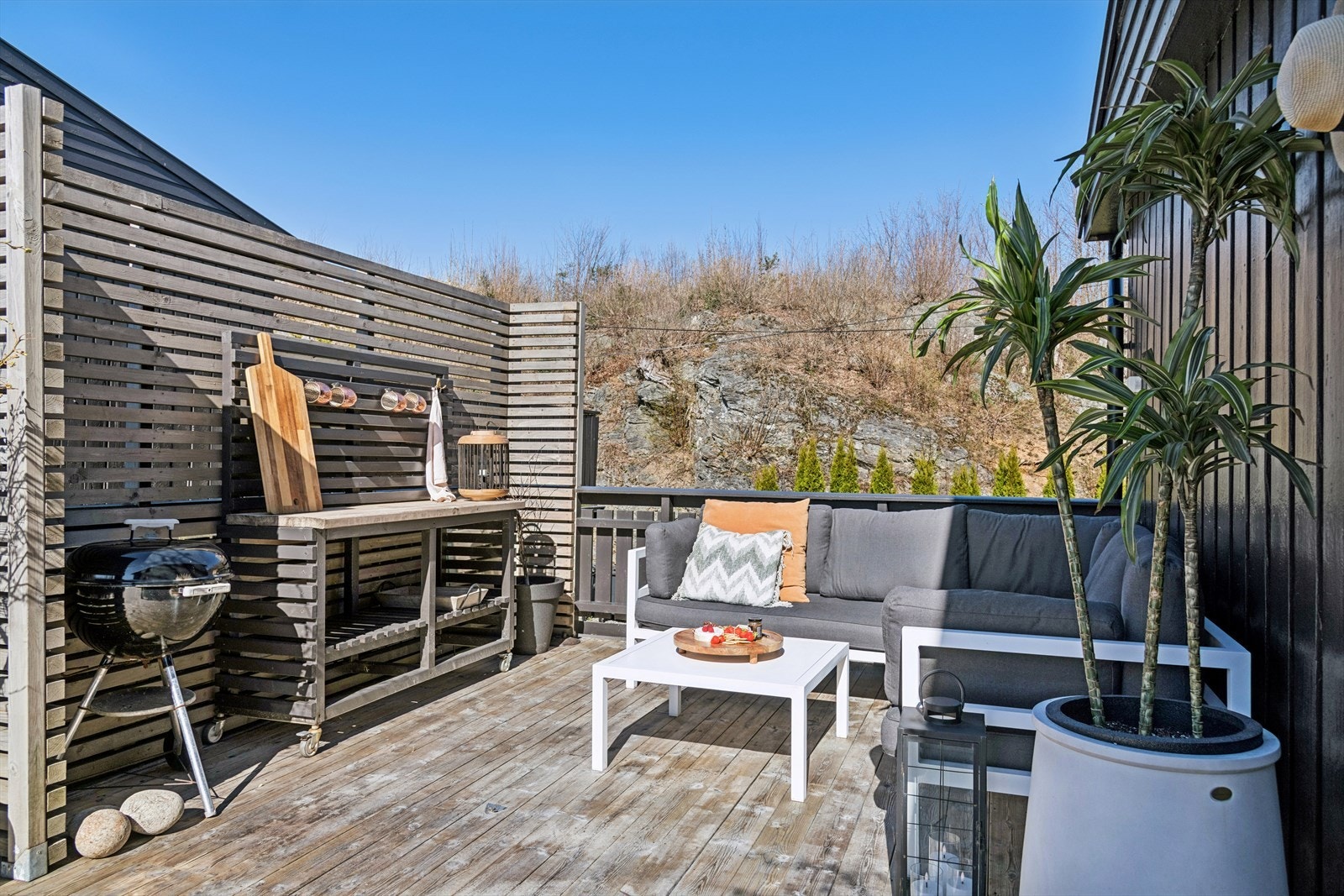 Her er det god plass til både grill, spisebord og loungegruppe. Galleribilde