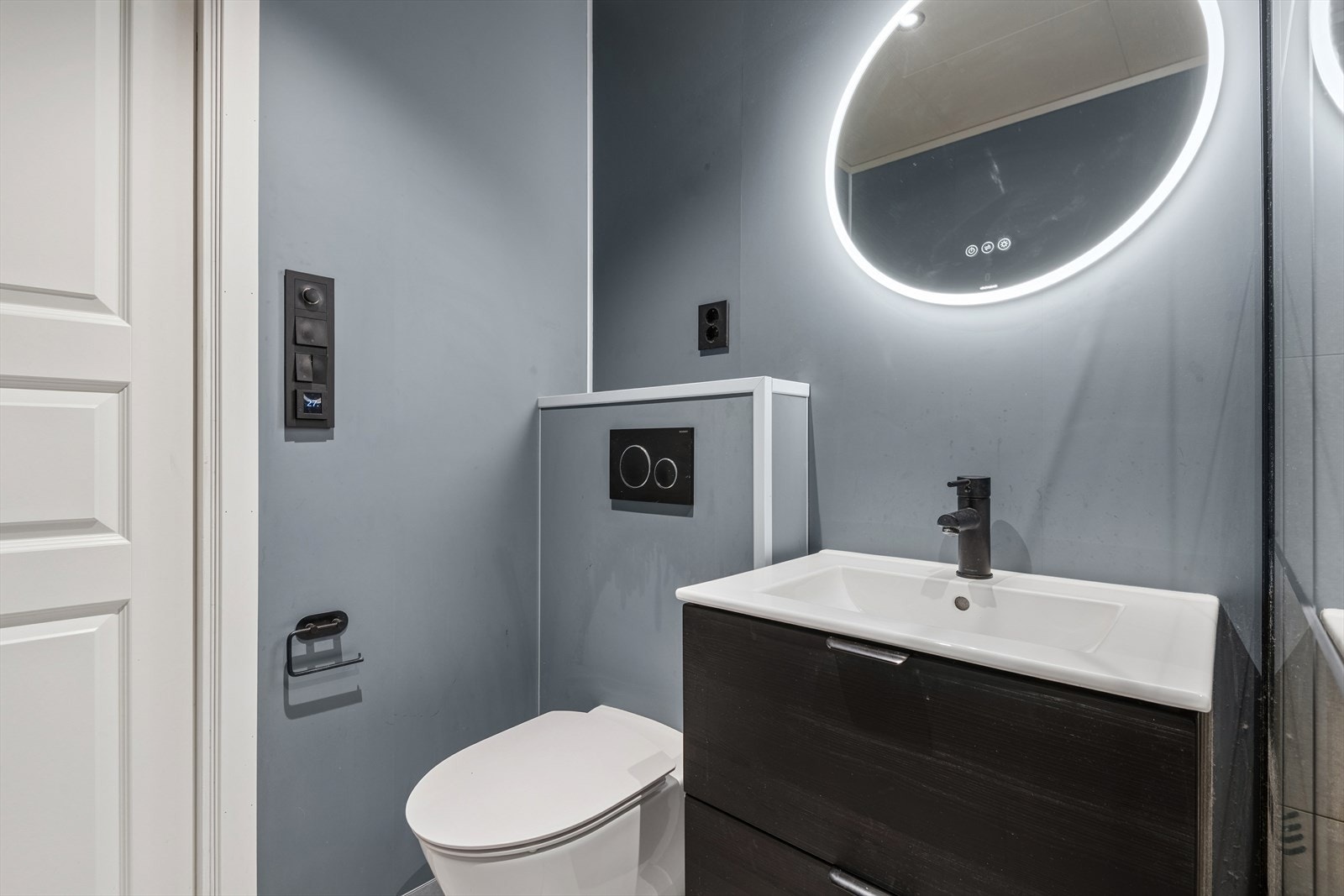 Badet er utstyrt med vegghengt toalett, baderomsinnredning med servant og elektrisk avtrekksvifte. Galleribilde
