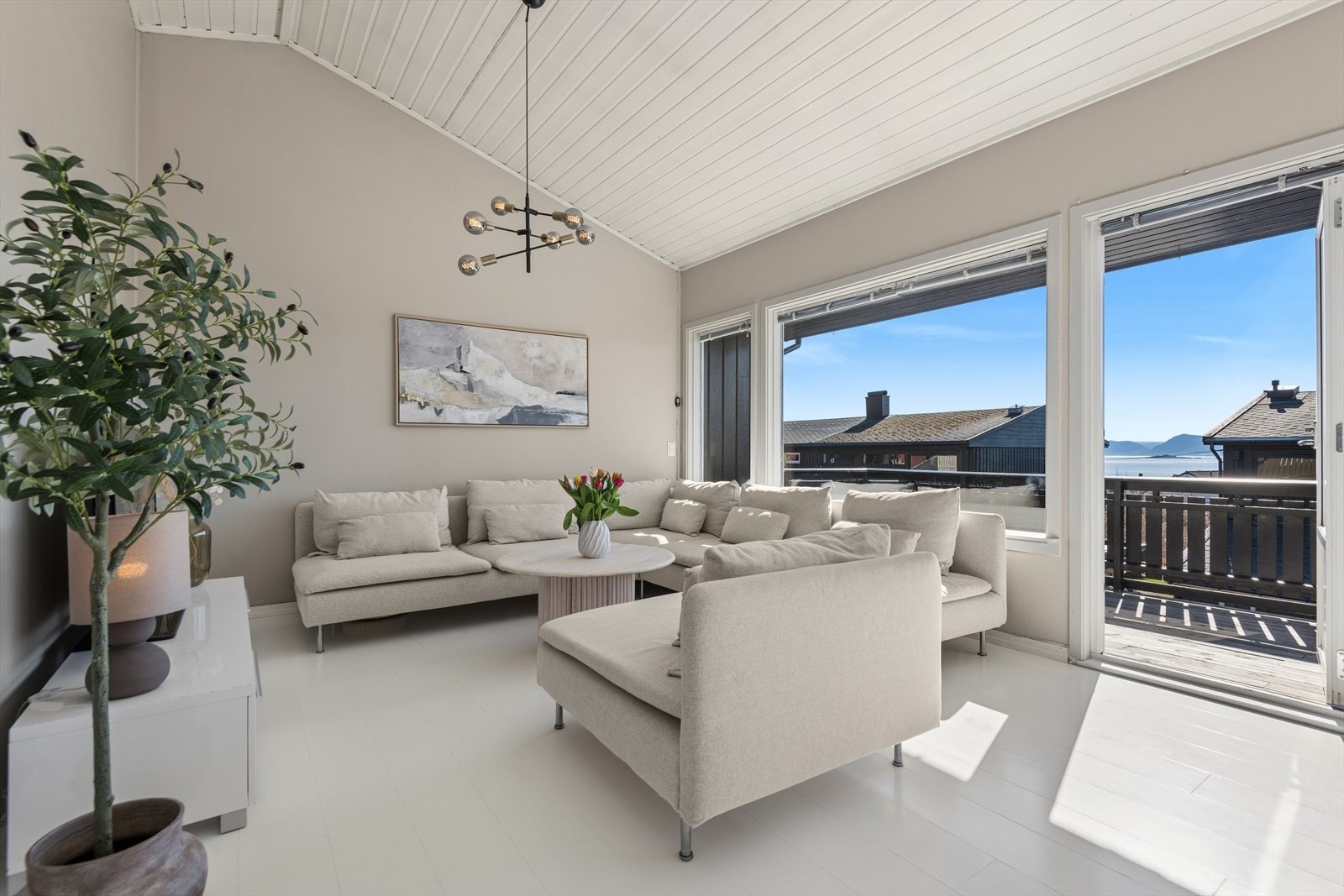 Fra stuen er det direkte utgang til en stor altan på hele 48 m², som fungerer som en forlengelse av den sosiale sonen. Galleribilde
