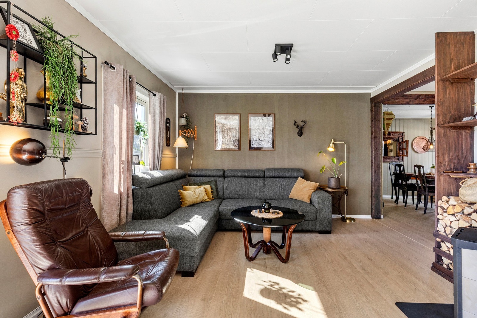 Boligen har en praktisk planløsning som deler huset inn i naturlige og adskilte soner. Galleribilde