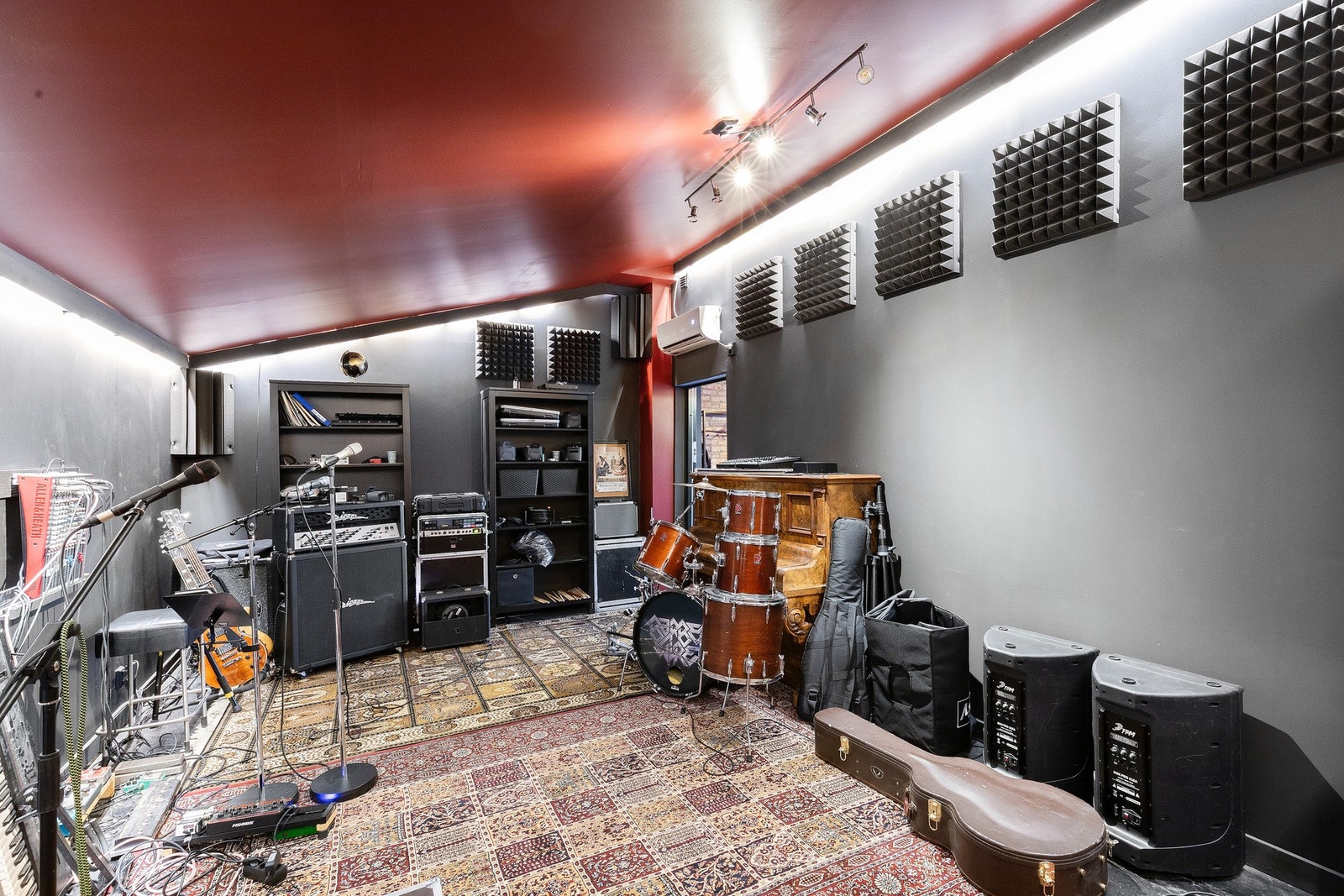 Dagens eiere har innredet garasjen til et musikkstudio med god lydisolering. Galleribilde