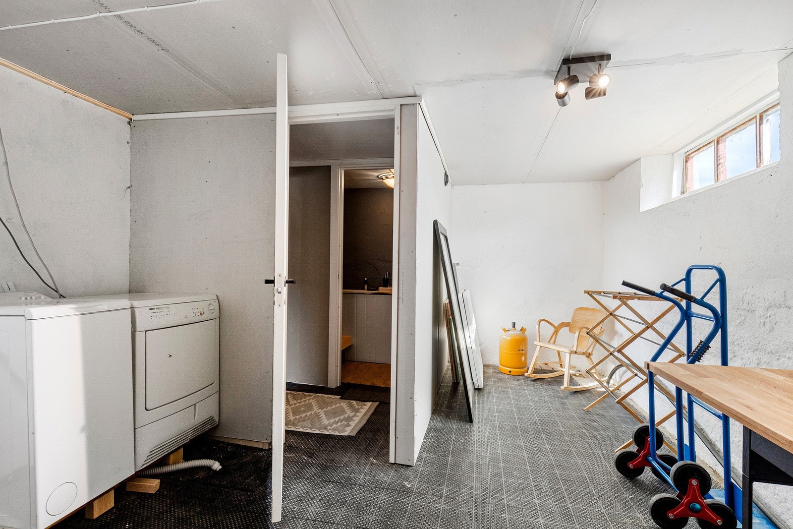 Praktisk vaskerom med god plass til vaskemaskin og tørketrommel. Galleribilde