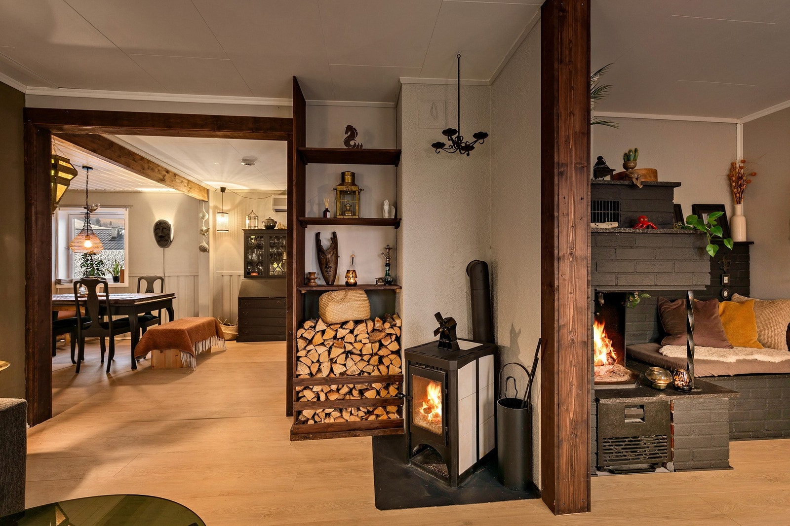 Stuen har både vedovn og peis som bidrar til en lunere og koselig atmosfære til kalde vinterdager. Galleribilde