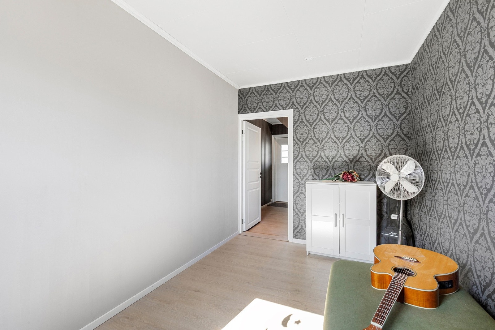 Rommet var tidligere en del av stuen, satt opp med en lettvegg som kan ved enkle grep bli tatt ned ved behov. Galleribilde