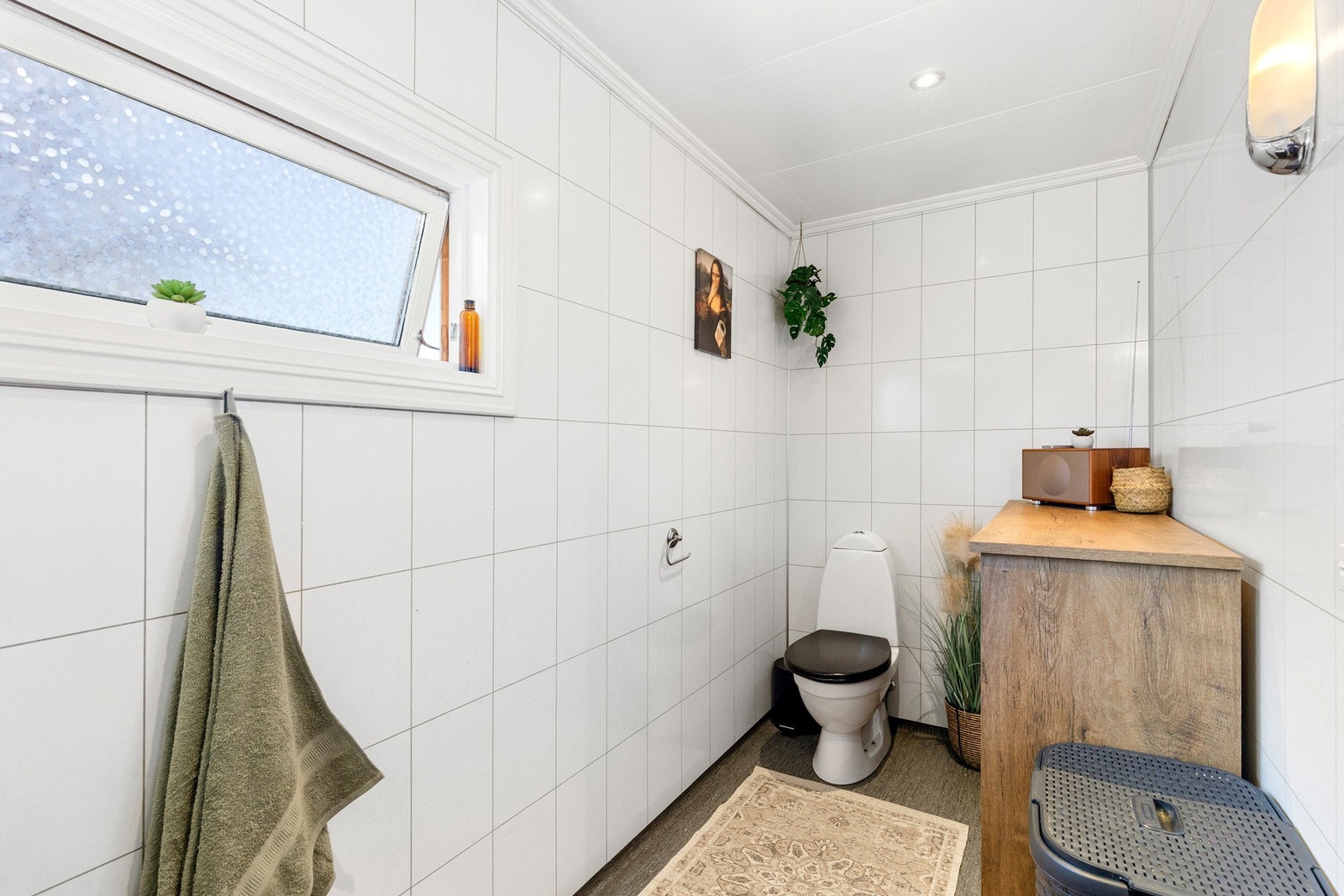 Her har man rikelig med oppbevaringsplass i servantskap og speilskap, samt muligheten til å sette inn mer innredning slik som dagens eiere har gjort. Galleribilde
