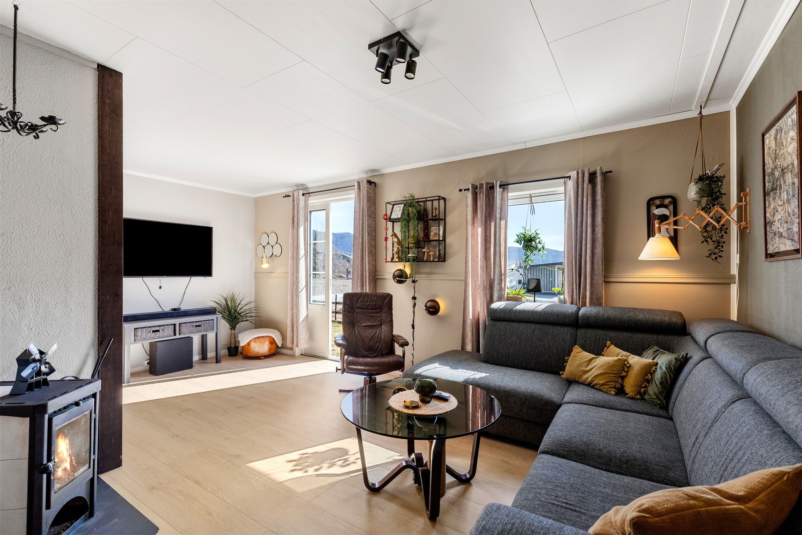 Herfra har man direkte utgang til terrassen og hagen. Galleribilde
