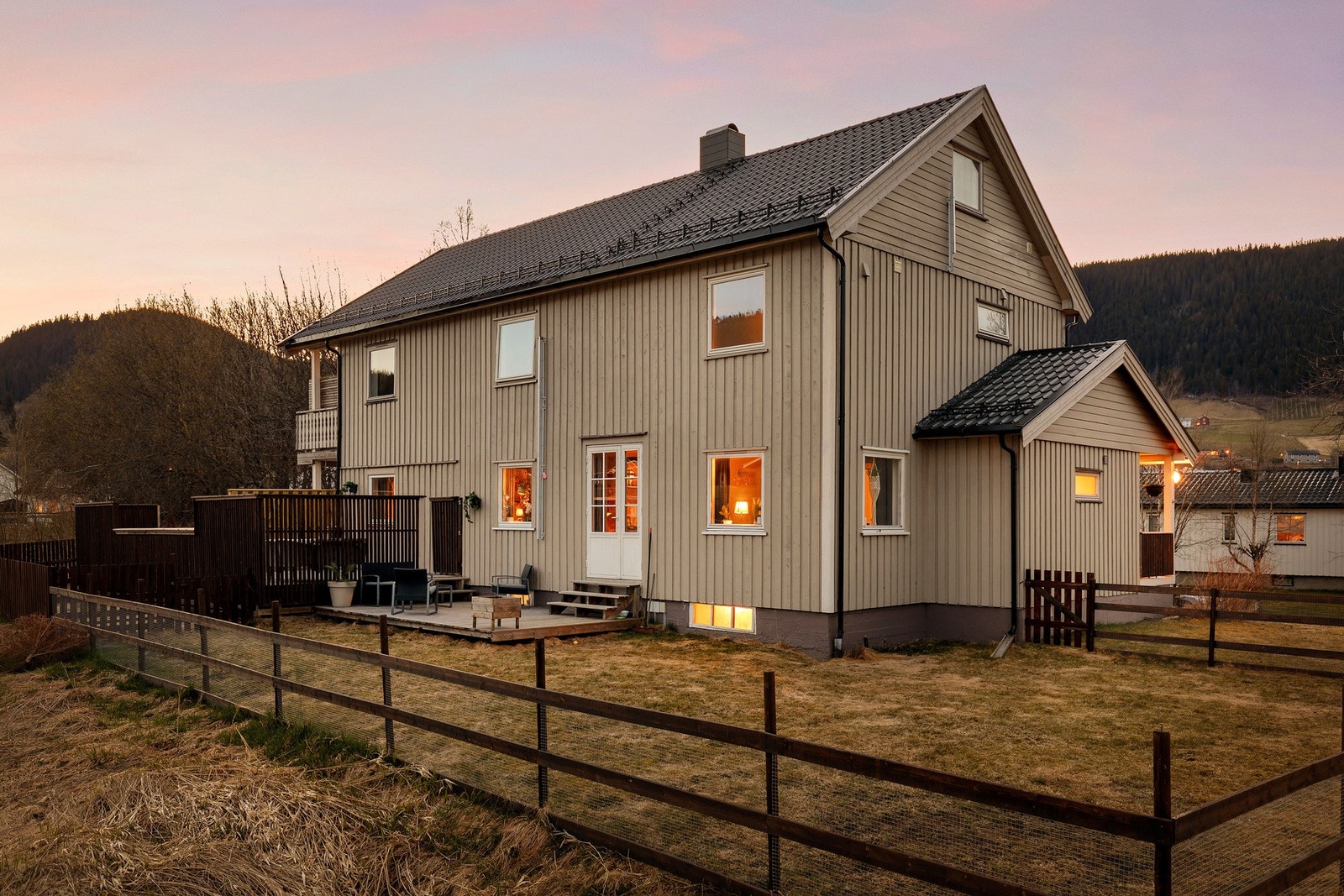 Romslig inngjerdet hage, perfekt for barna og våre 4-beinte venner. Galleribilde