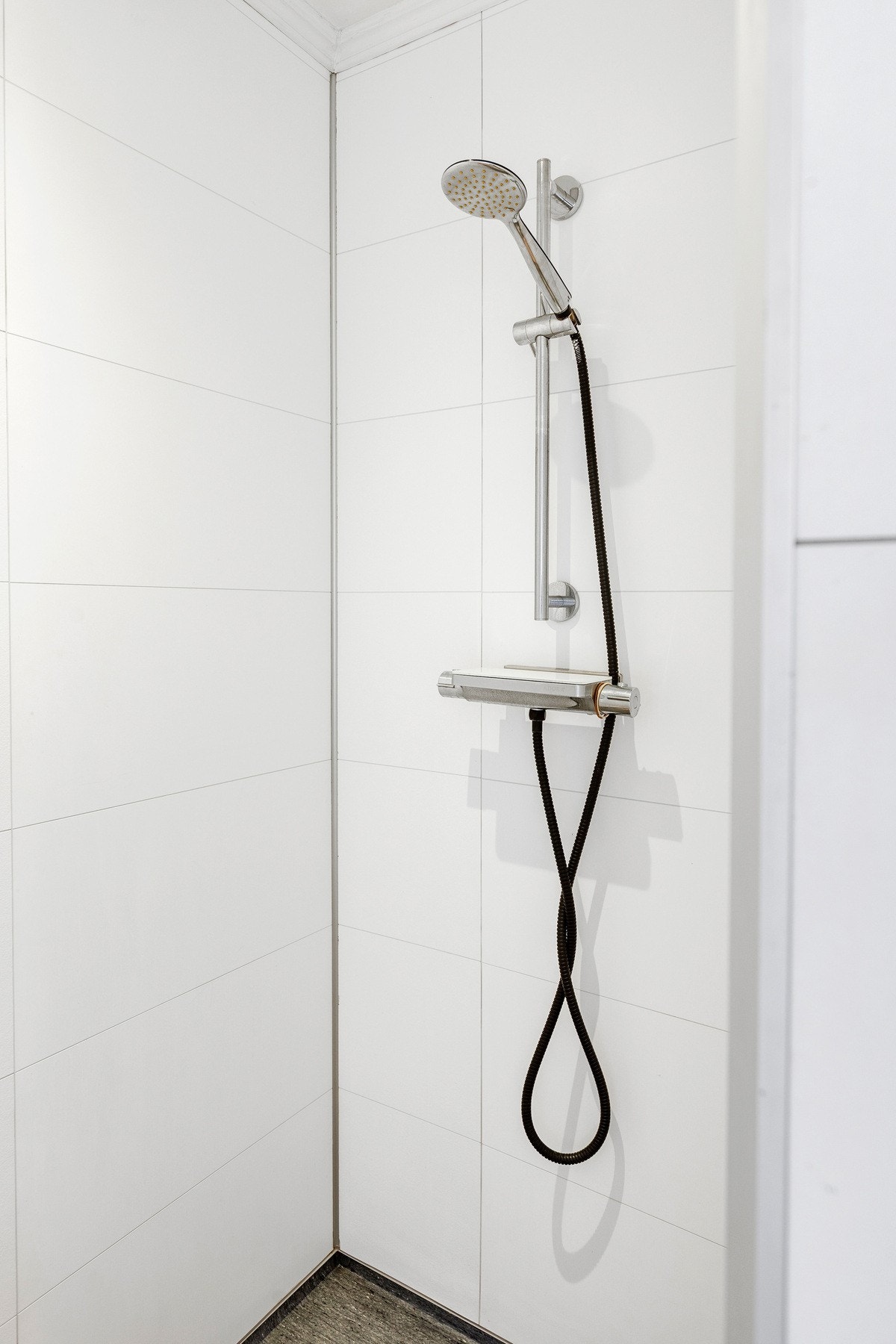 Praktisk dusjhjørne som er adskilt i en egen krok på badet. Galleribilde