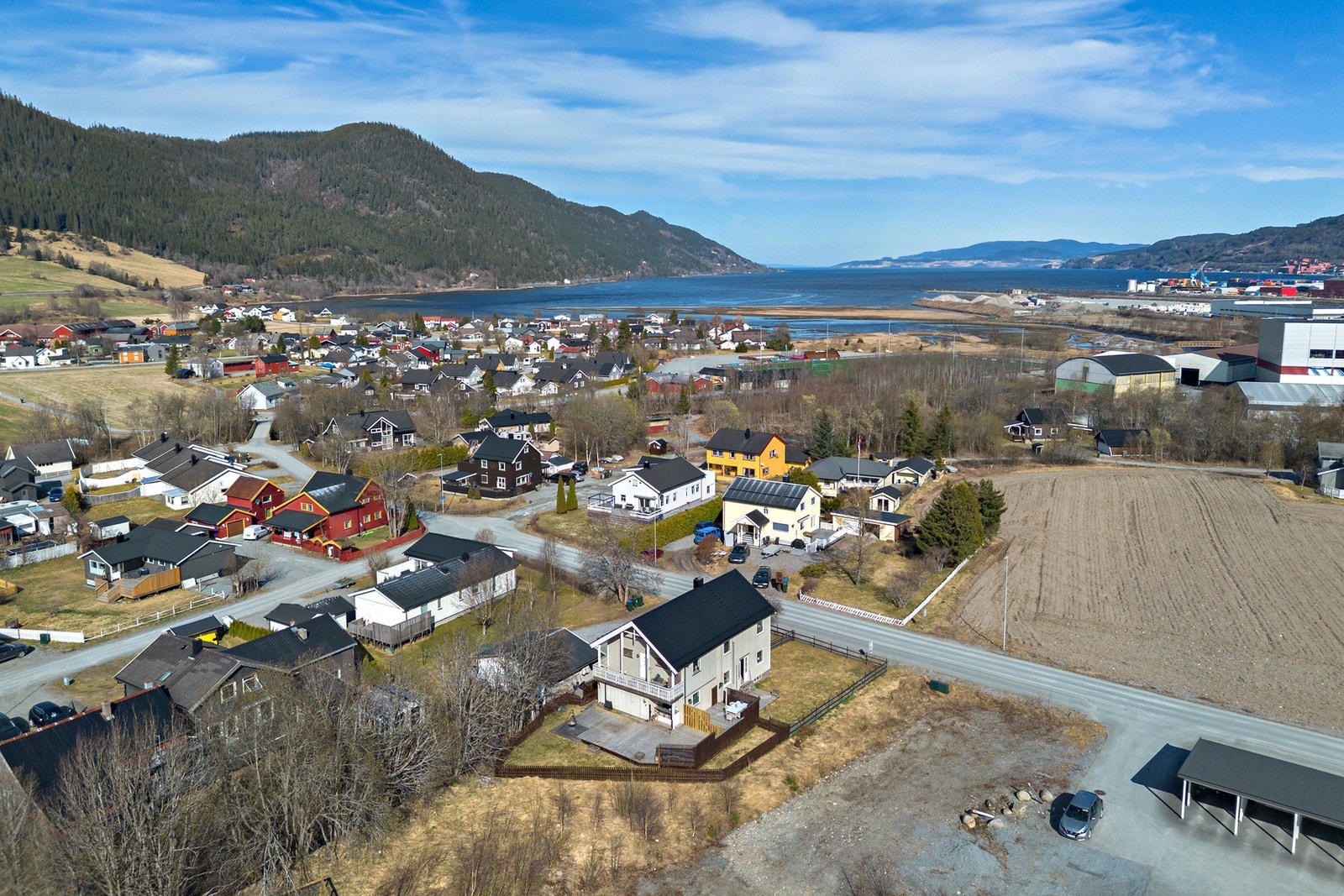 Tomannsboligen ligger i et boligfelt som beskrives som stille og rolig blant naboene. Galleribilde