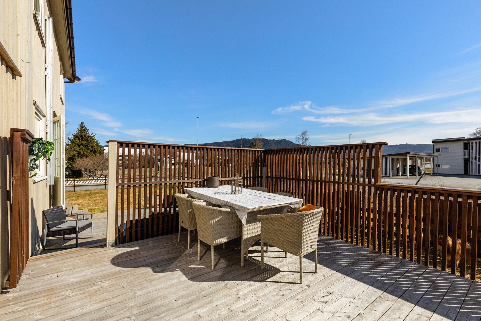 Ideell plass for spisebord og grill, perfekt for å nyte finværet! Galleribilde