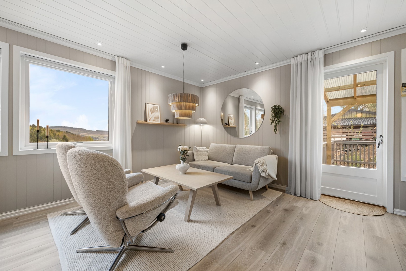 Strategisk plasserte downlights som sikrer god grunnbelysning i boligen Galleribilde