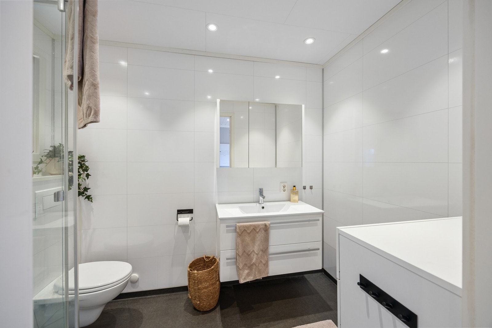 Bad - ca 4,5 kvm. Oppusset i 2018. Downlights og gulvvarme. Galleribilde