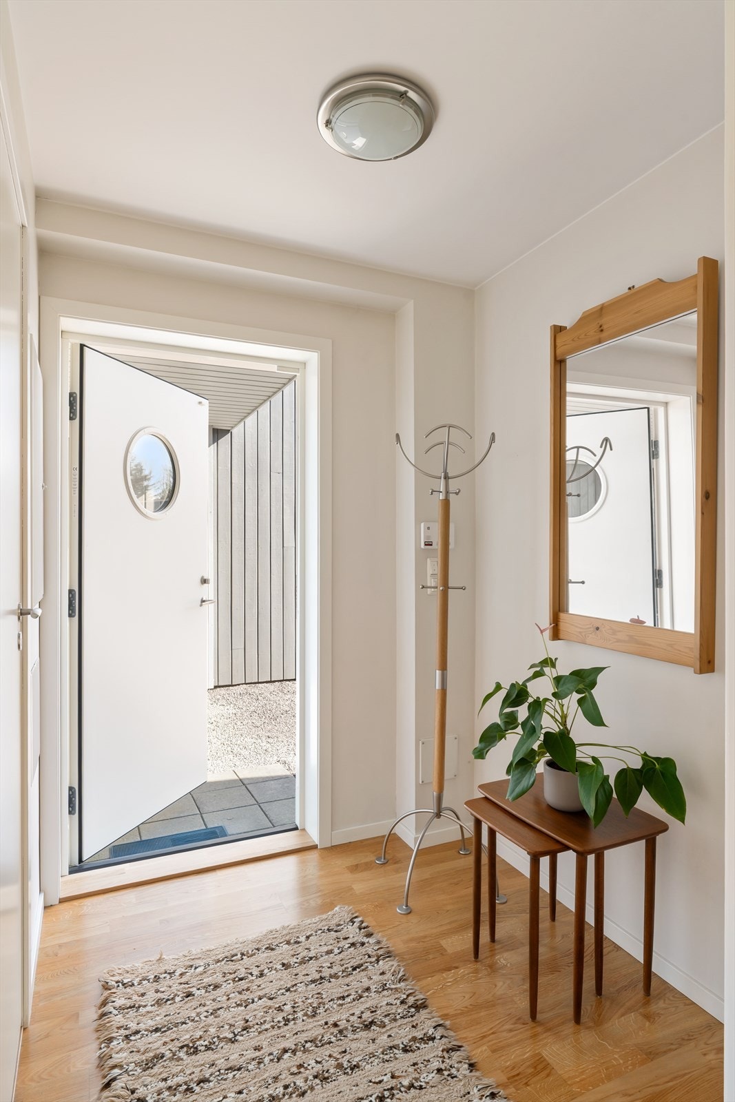 Entre med parkett og varme i gulv. Galleribilde