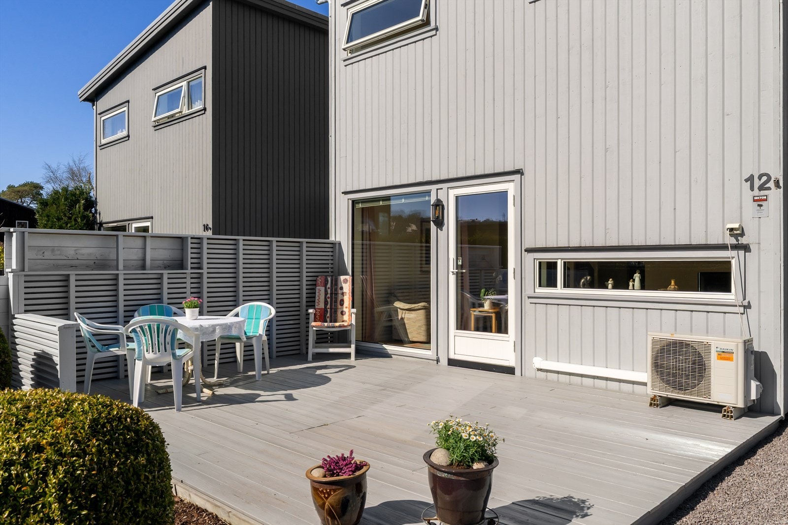 Ute kan du nyte en sørvestvendt, lettstelt terrasse. Galleribilde
