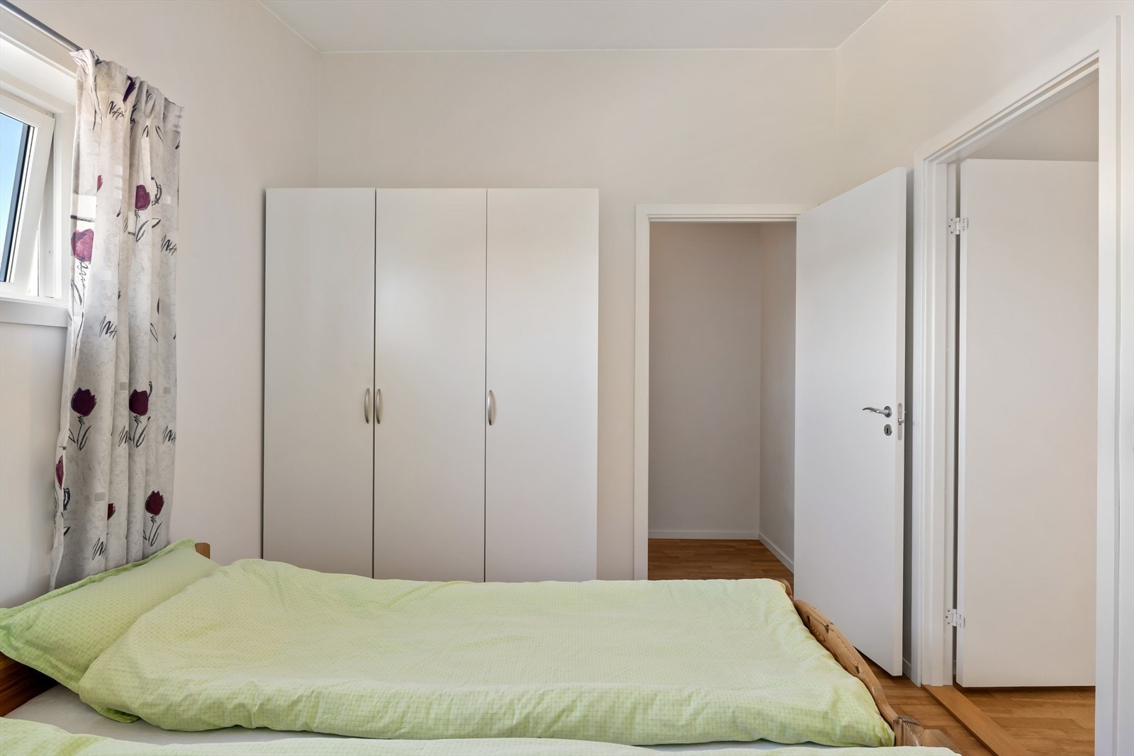 Hovedsoverommet disponerer en romslig bod som egner seg godt som walk-in-garderobe eller ekstra lagring. Galleribilde