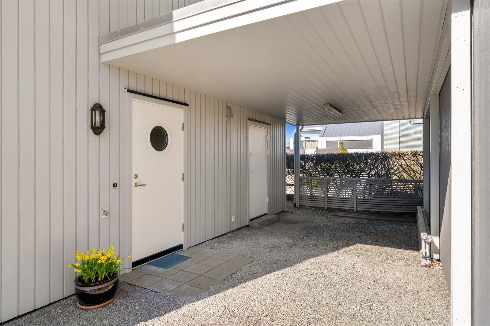 Du parkerer enkelt i gårdsrom eller i egen carport. Galleribilde