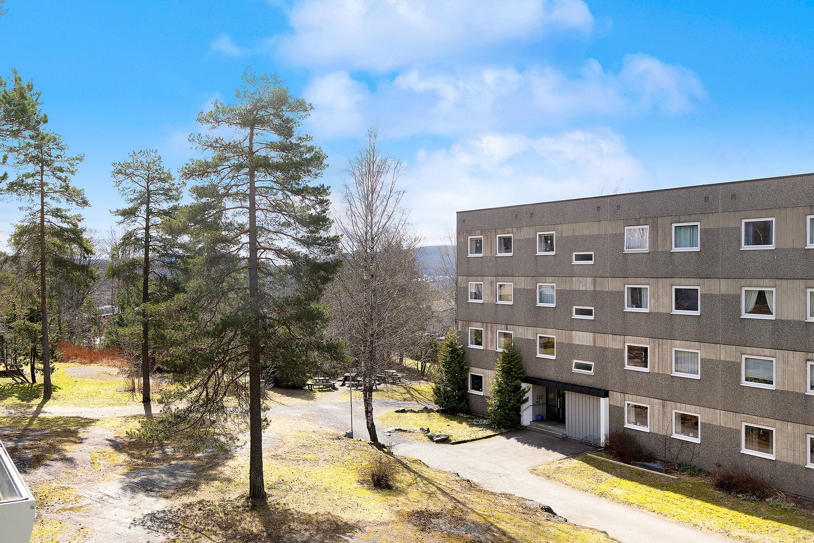 Stovnerhøgda borettslag ligger med nærhet til marka, skole og ulike servicetilbud. Dette gir leiligheten en ypperlig beliggenhet! Galleribilde