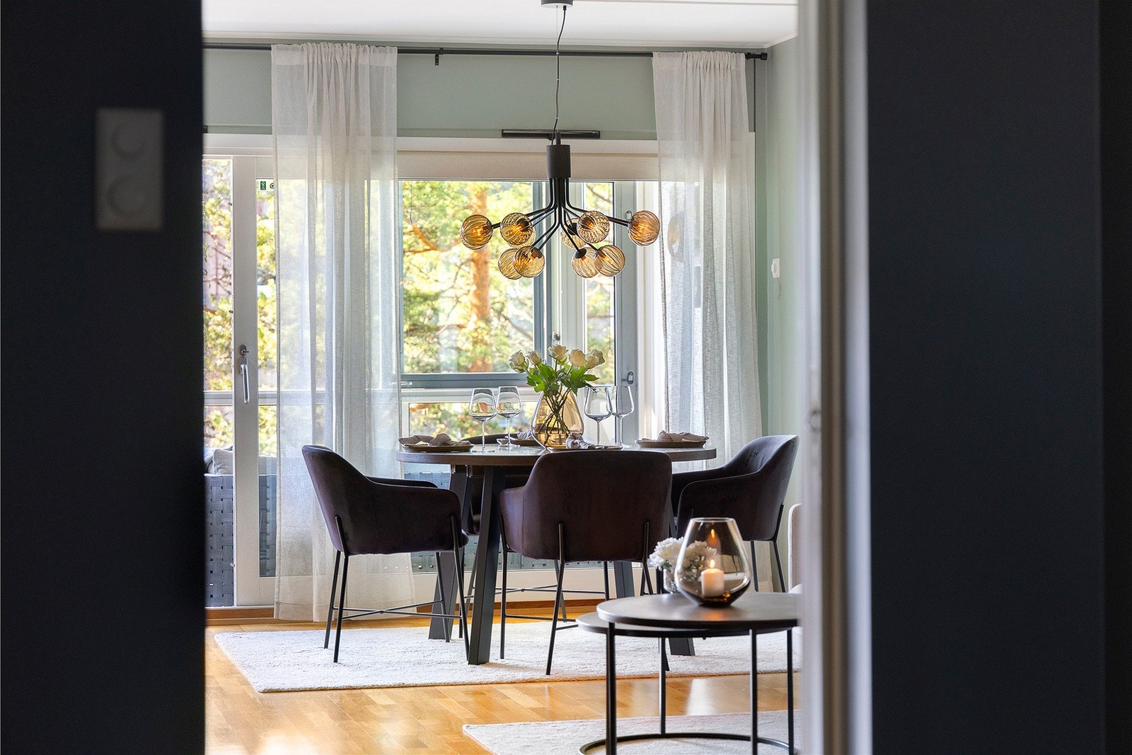 Det er god plass til en romslig spisegruppe. Inviter venner og familie på gode måltider, her er det hyggelig å samles! Galleribilde