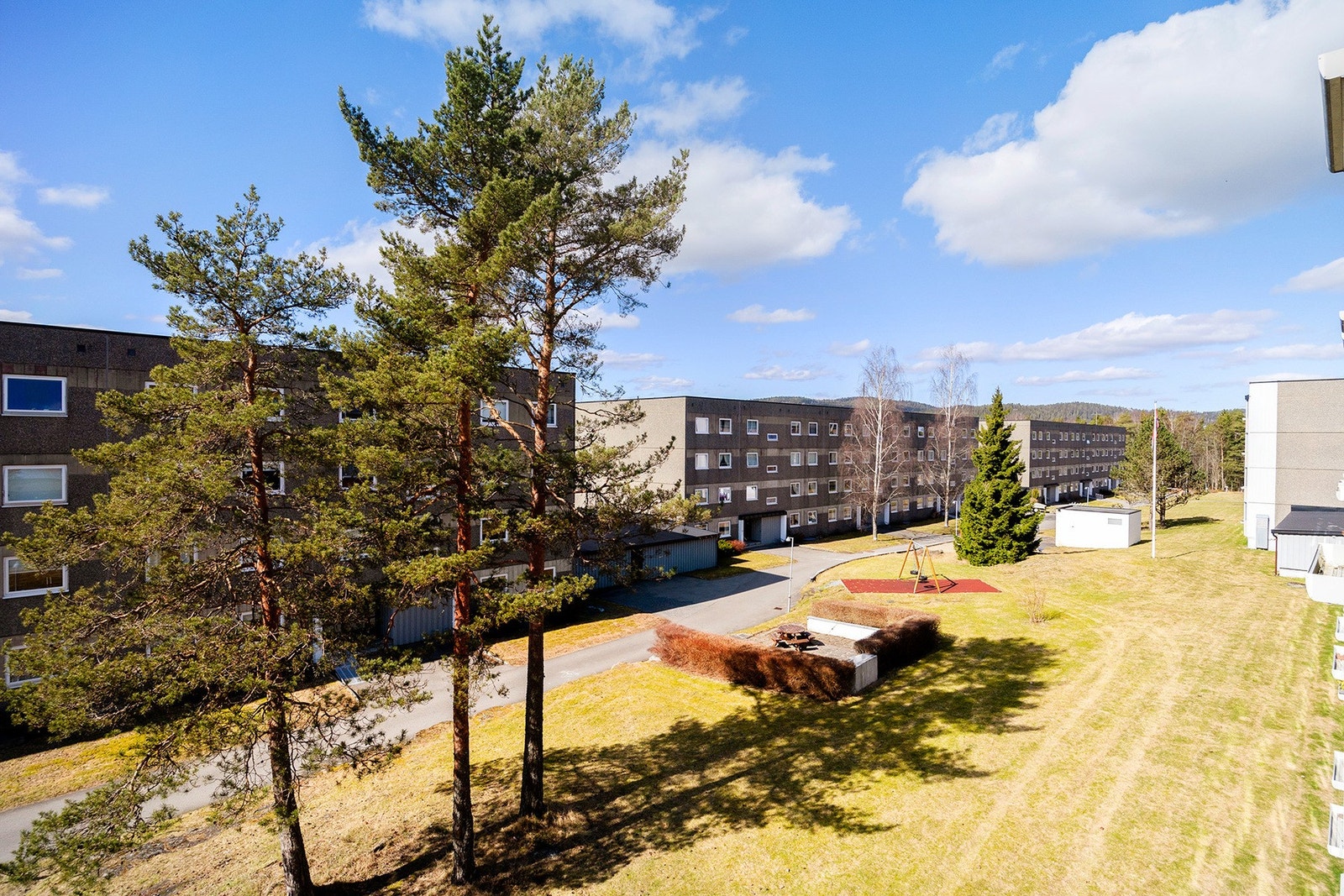Fra balkongen er det et hyggelig utsyn mot borettslagets fellesareal. Galleribilde