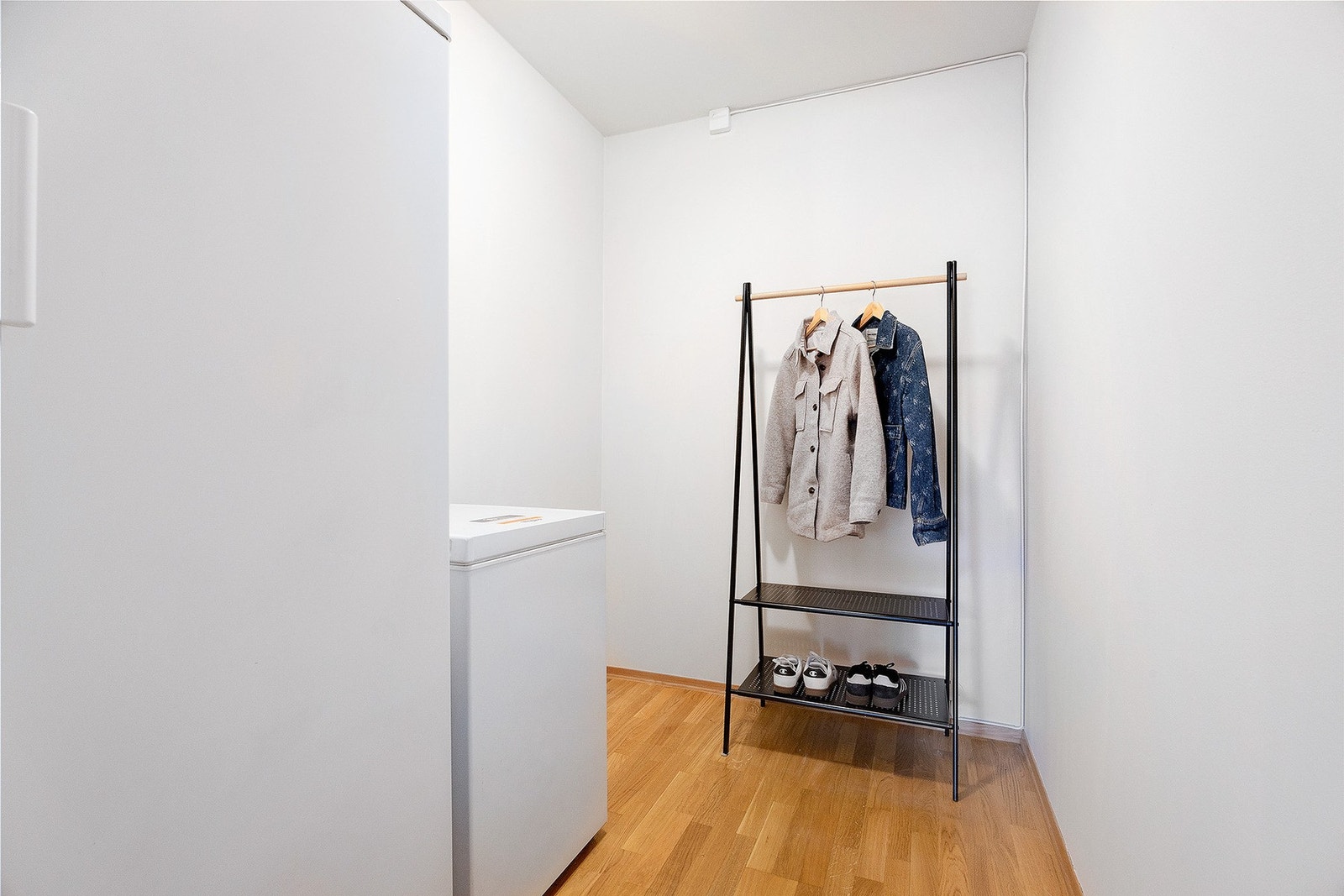 Boligen har en praktisk innvendig bod som kan brukes til lagring eller walk-in-closet! Galleribilde