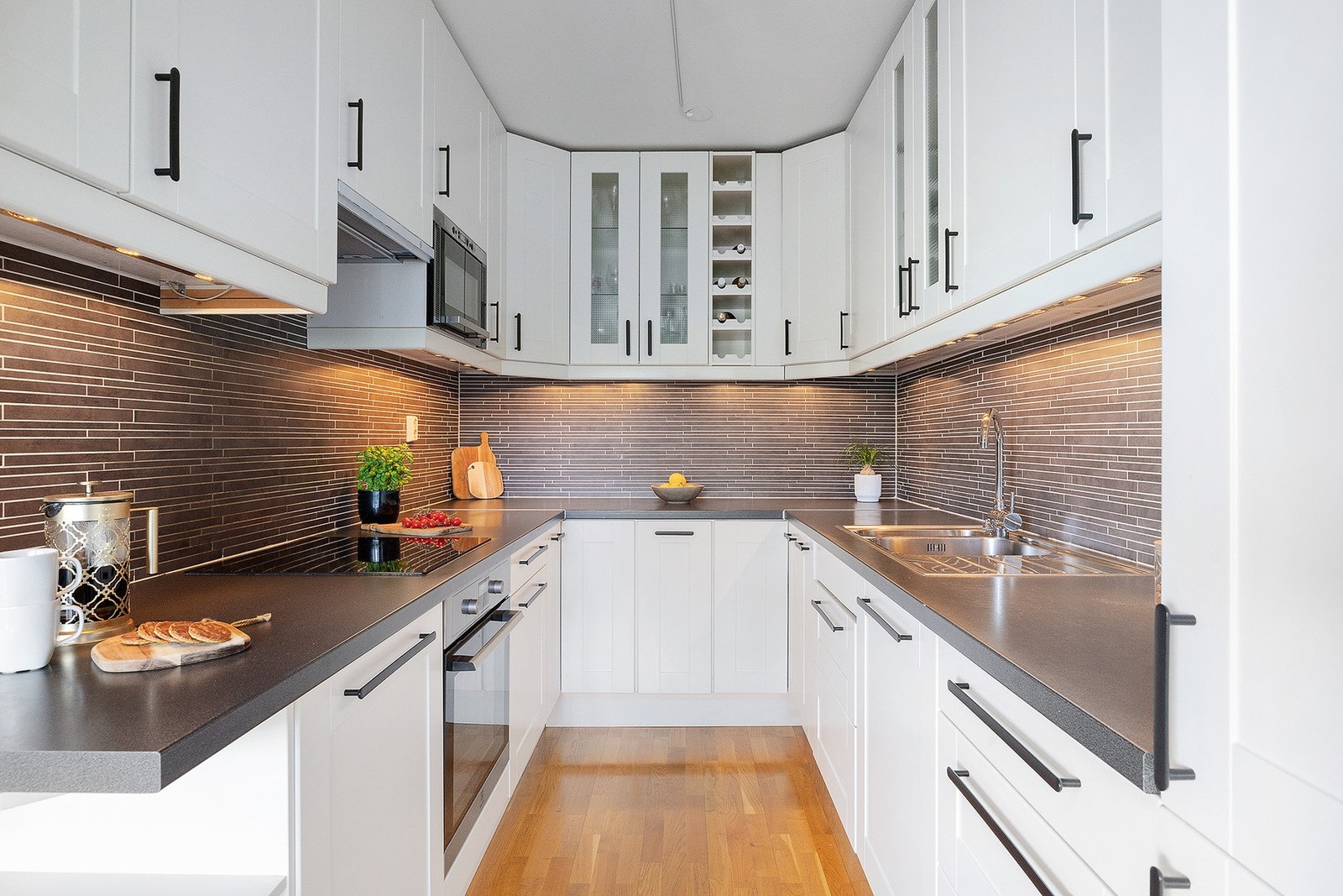 Kjøkkeninnredning fra 2010 med profilerte fronter og laminat benkeplate. Kjøkkenet er fult utstyrt med integrerte hvitevarer kjøl/fryseskap, oppvaskmaskin, induksjonstopp og stekeovn. Galleribilde