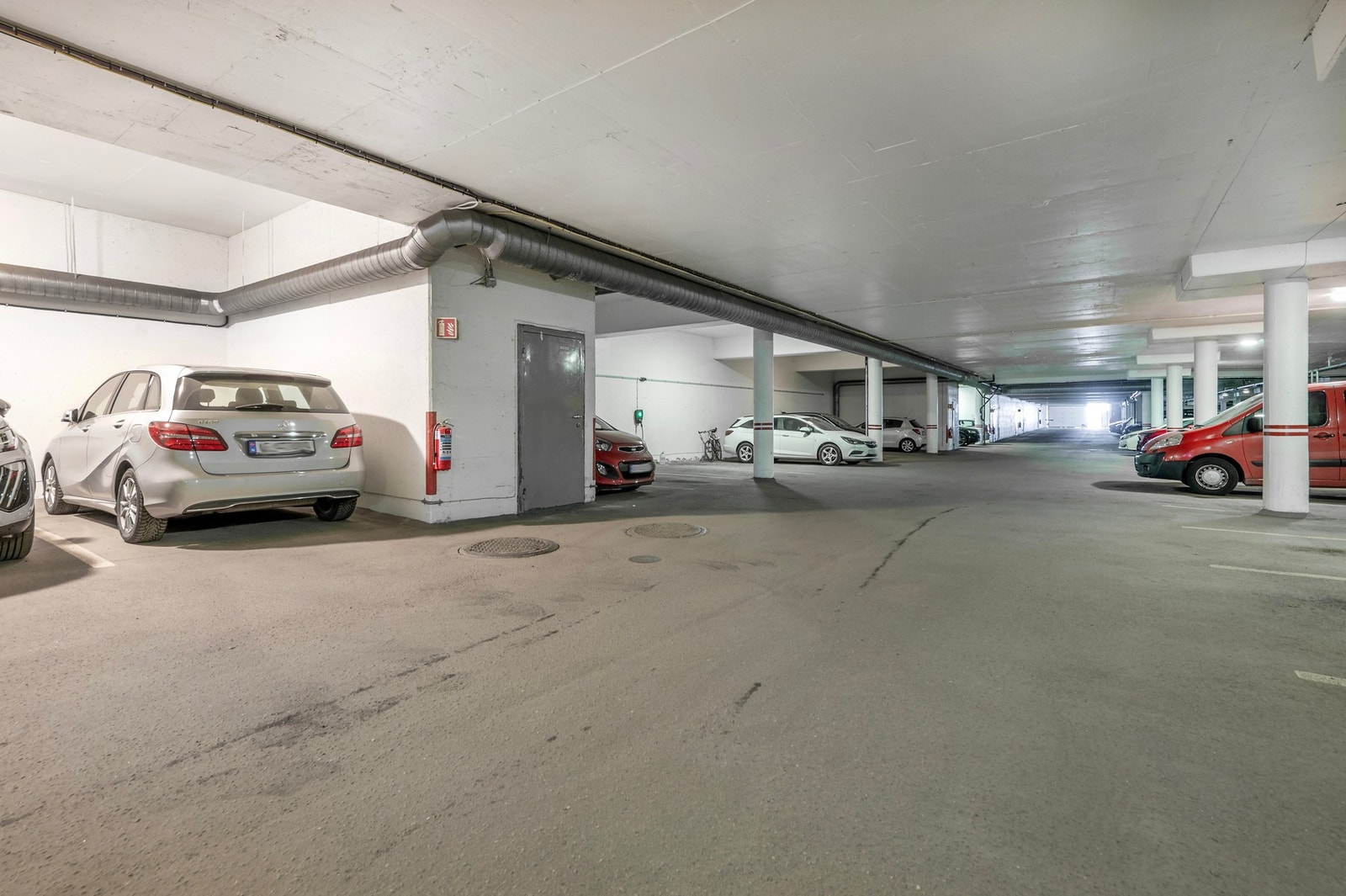 Det medfølger en parkeingsplass i felles garasjeanlegg. Galleribilde