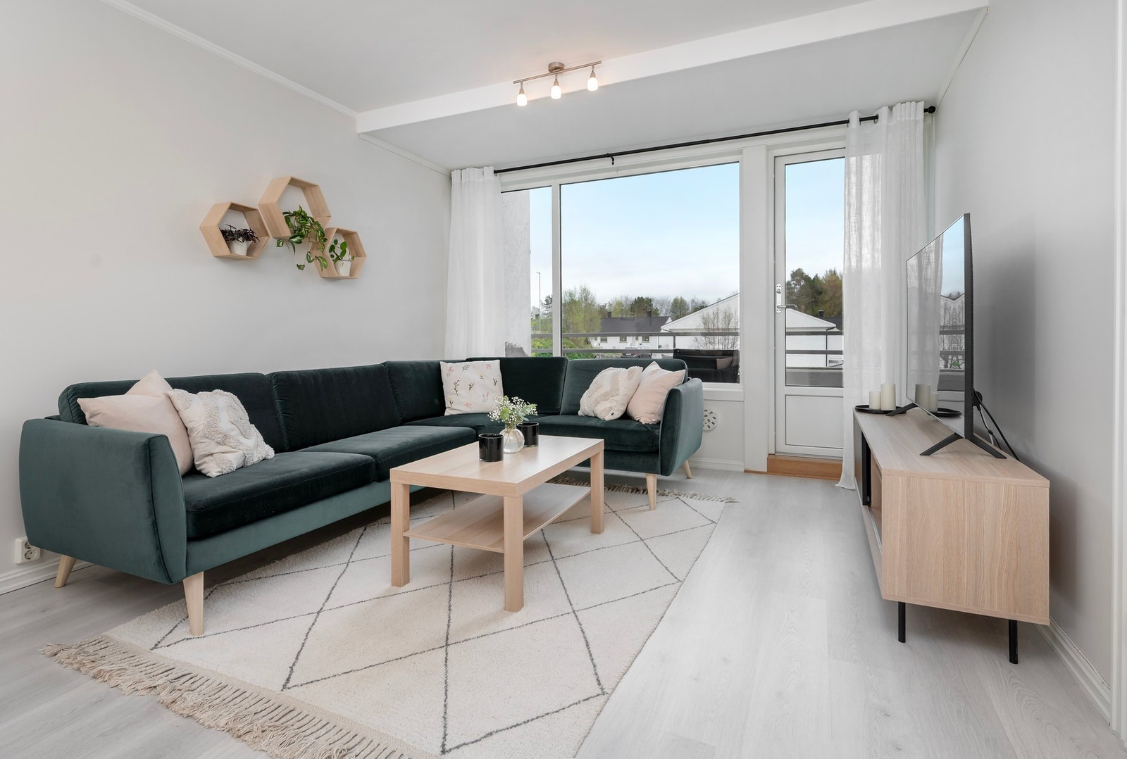 Eiendomsmegler1 v/Ole-Marius Heggstad presenterer Torvteigen 12 - En Meget pen og tiltalende 2 roms andelsleilighet m/balkong og garasje! | Foto JC Eiendomsfoto Galleribilde