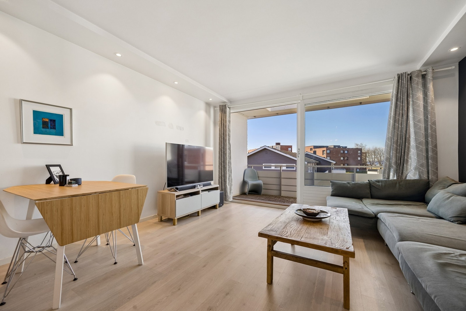 På stuen er det god plass til flere sittegrupper, stue- spise- og TV-bord. Galleribilde