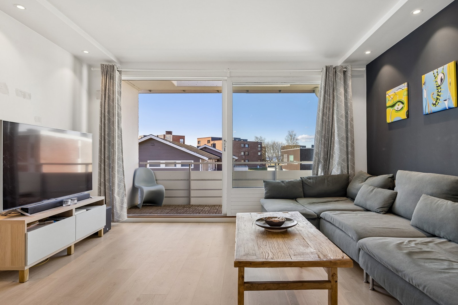 Leiligheten er malt i duse, moderne og tidsriktige farger. Galleribilde