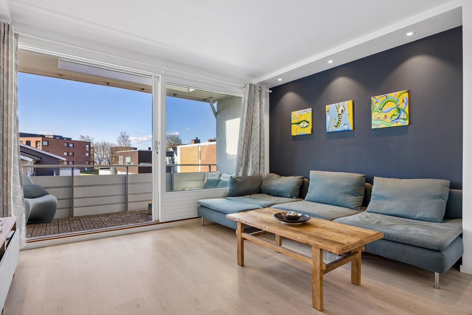 Åpen stue-/kjøkkenløsning på ca. 20,8m² med ypperlige møbleringsmuligheter. Galleribilde