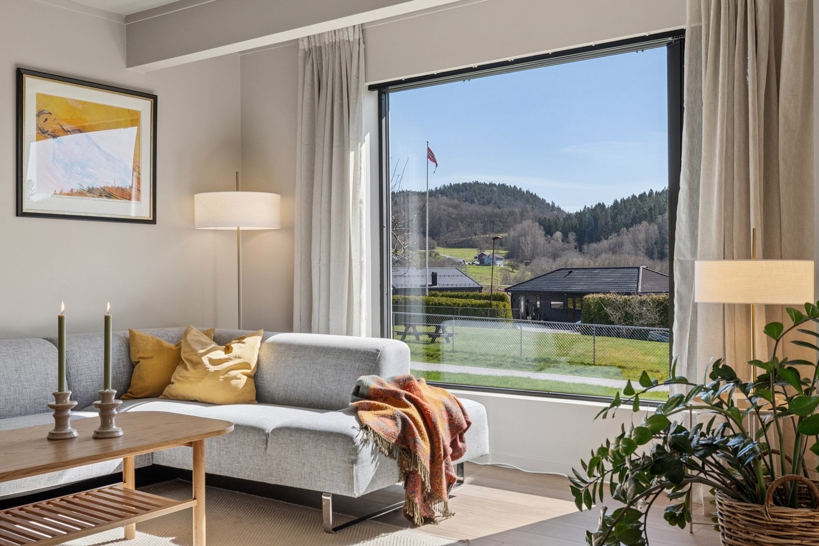 Store vindusflater som slipper inn rikelig med dagslys. Galleribilde