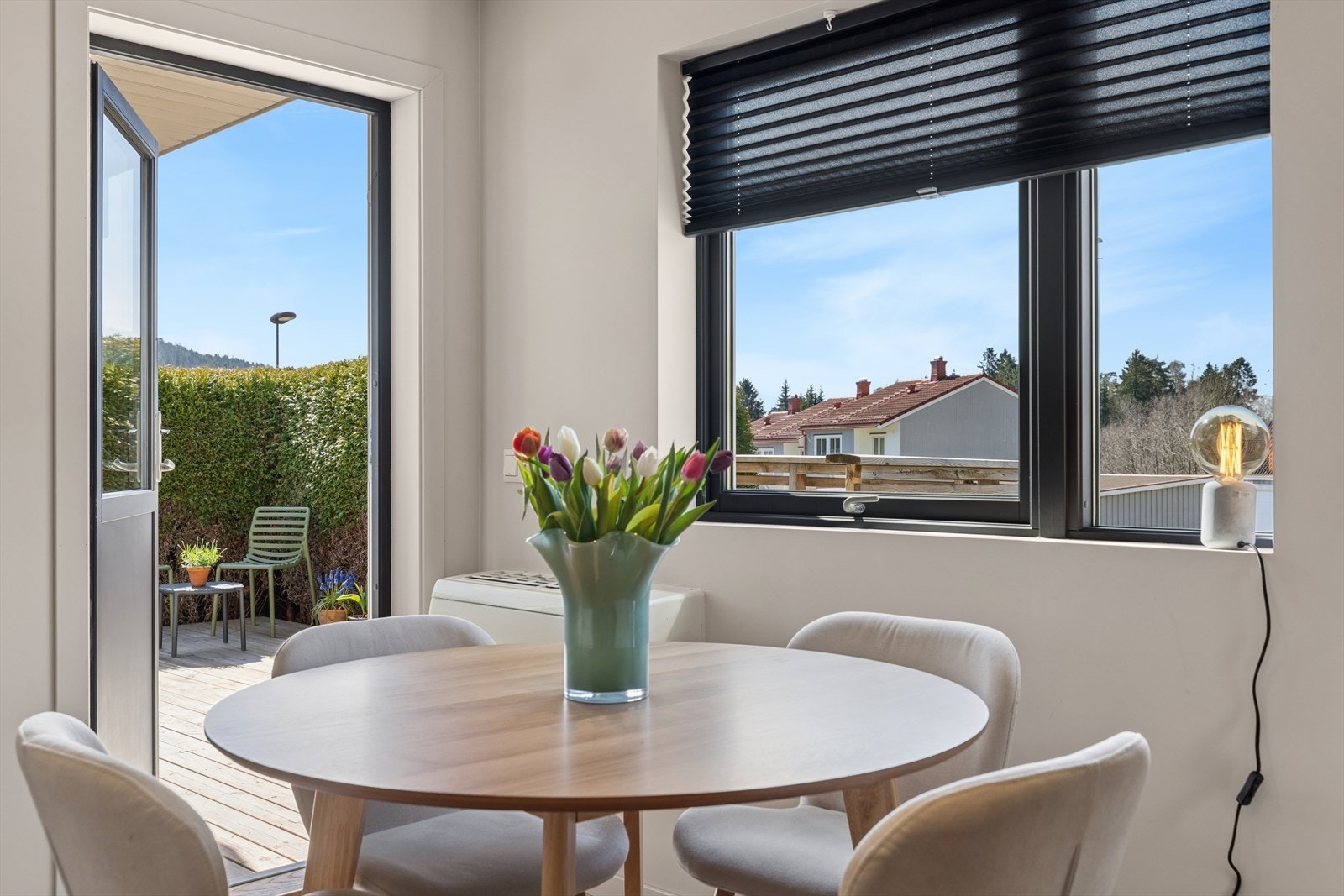 Utgang til terrasse som binder inne- og uterommet sammen på en fin måte. Galleribilde