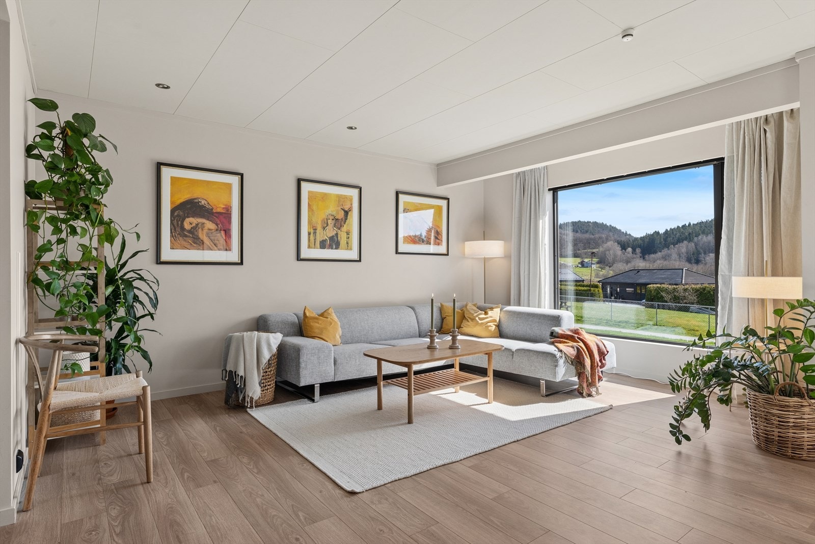 Romslig stue med plass til både sofagruppe og spisebord. Galleribilde