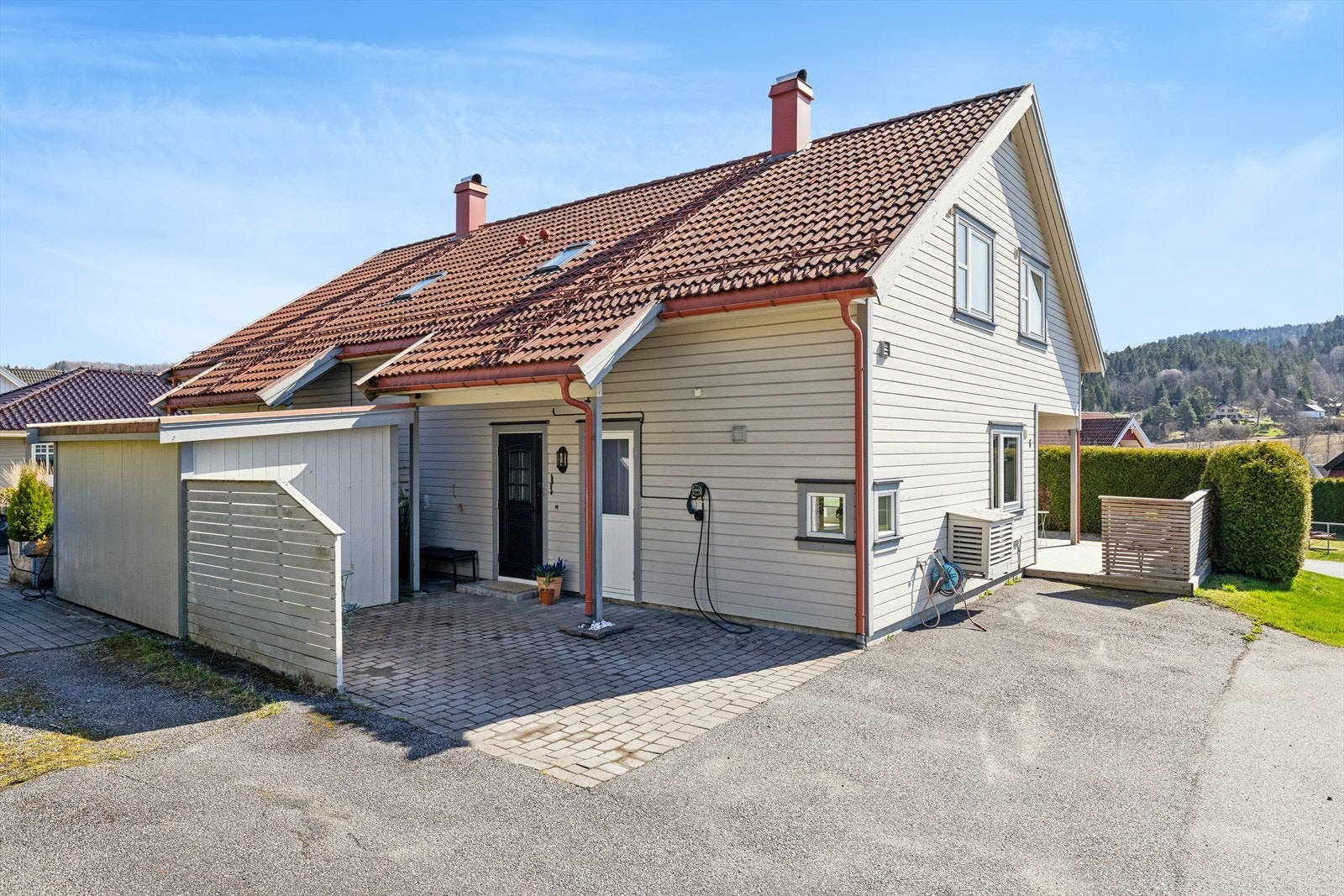 Pent opparbeidet med plenarealer, hekk og asfaltert adkomst. Galleribilde
