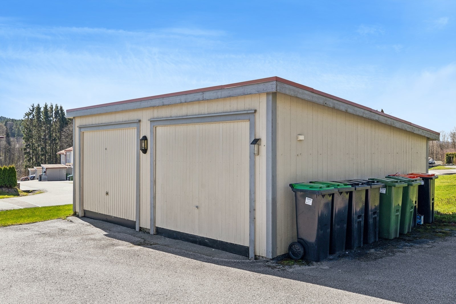 Boligen disponerer én garasjeplass i dobbelgarasje som deles med nabo. Galleribilde
