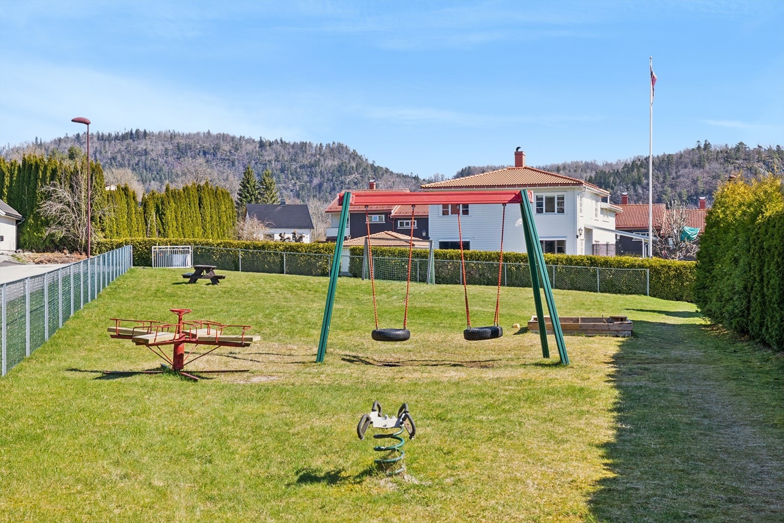 Felles eiet tomt av sameiet. På fellesområdet er det en lekeplass. Galleribilde