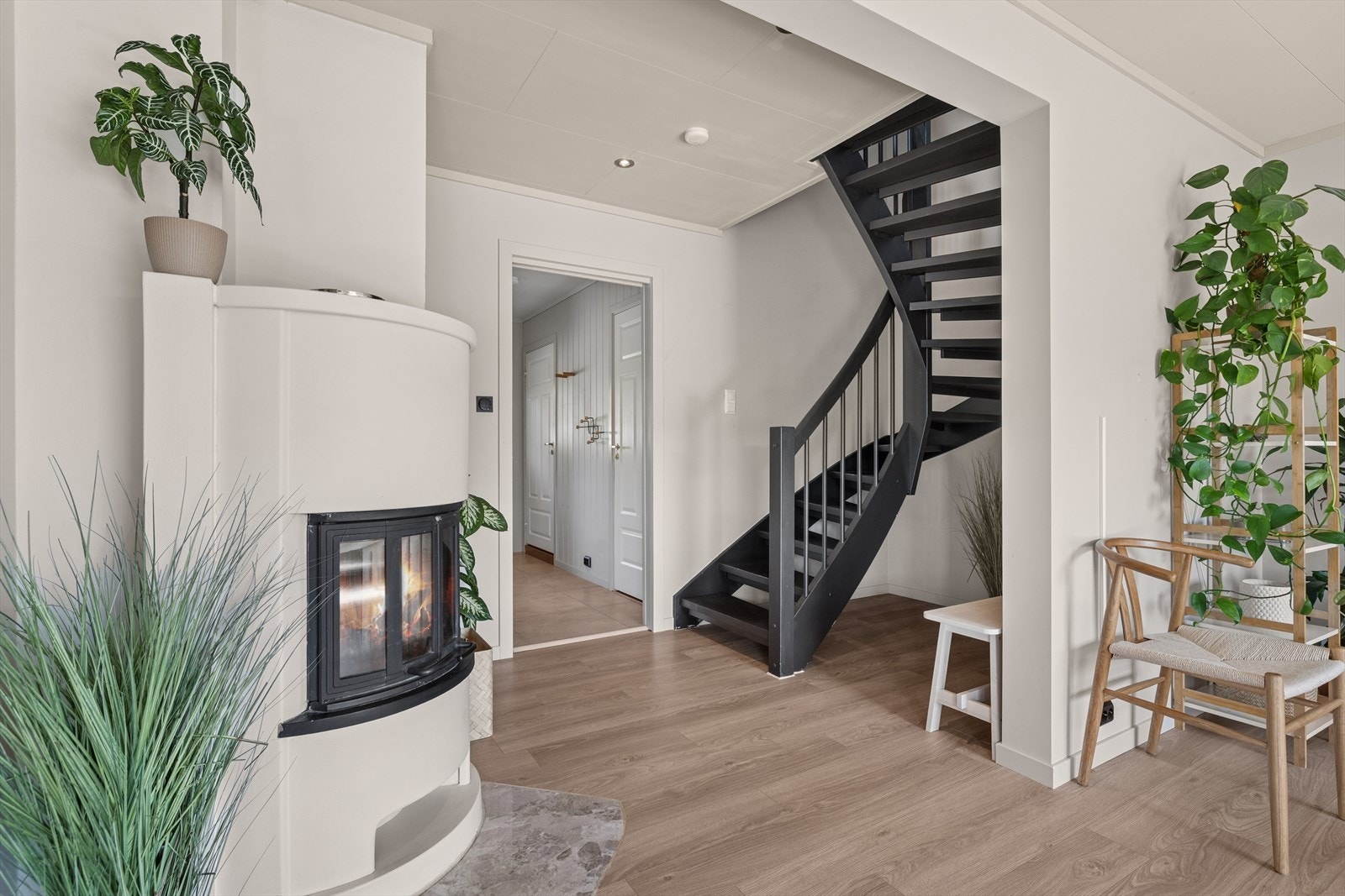 Trapp opp til en innholdsrik 2. etasje. Galleribilde