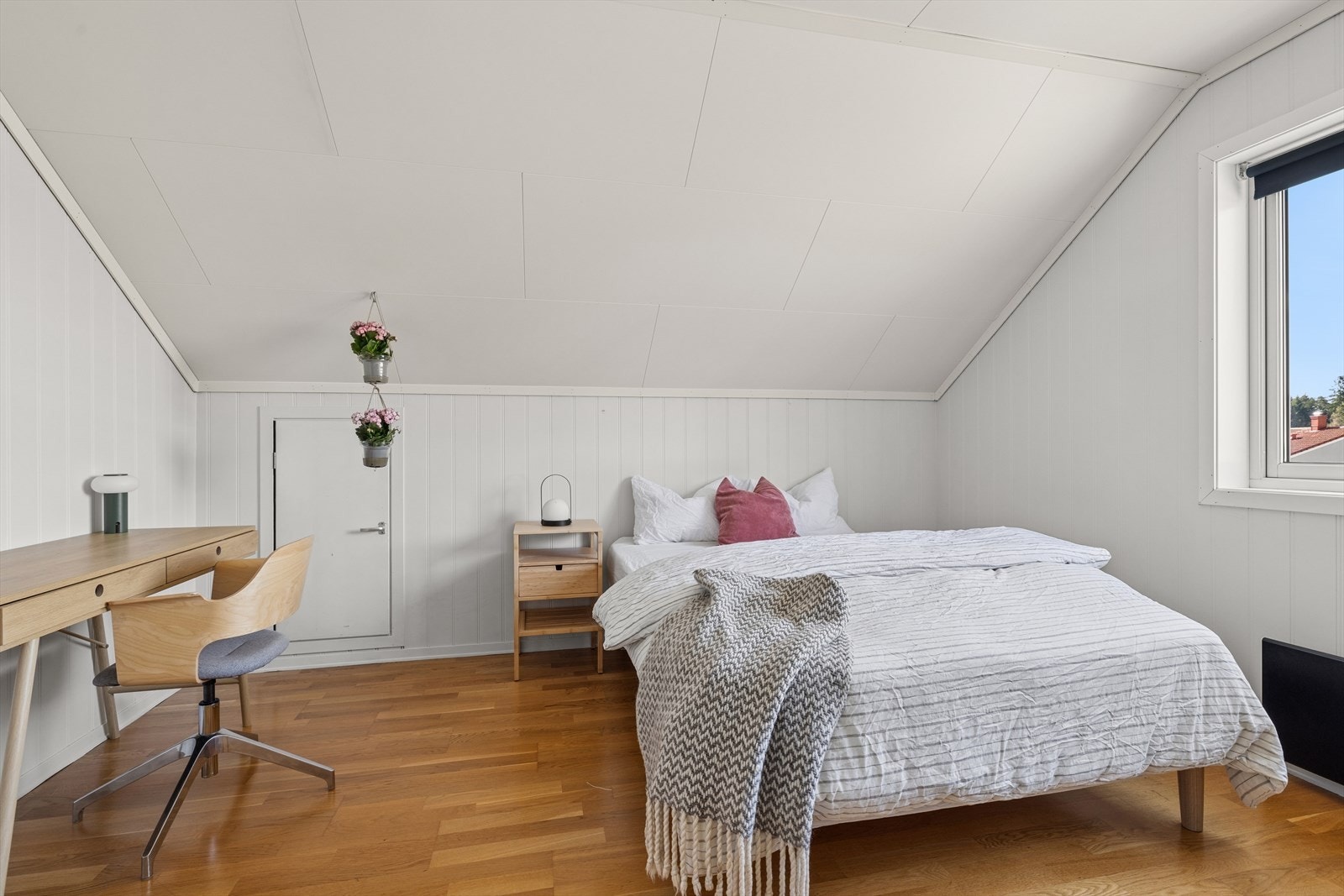 God plass til både seng og arbeidsplass. Galleribilde