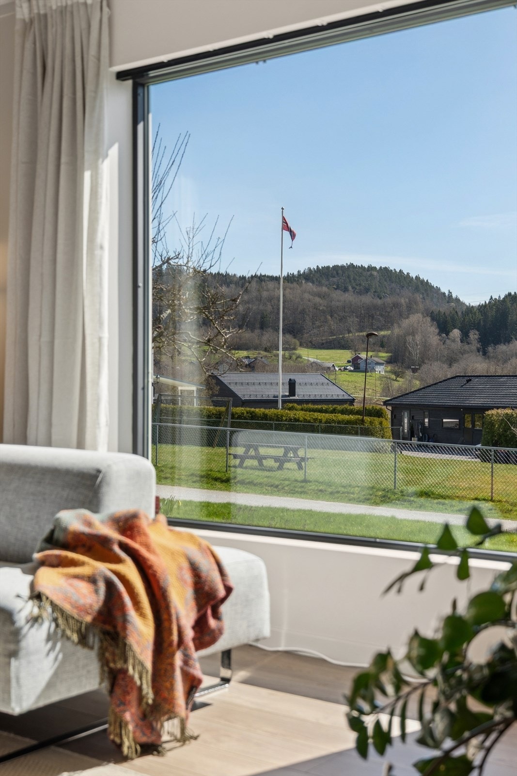 Fra stuevinduet har du fritt utsyn over grøntområdene. Galleribilde
